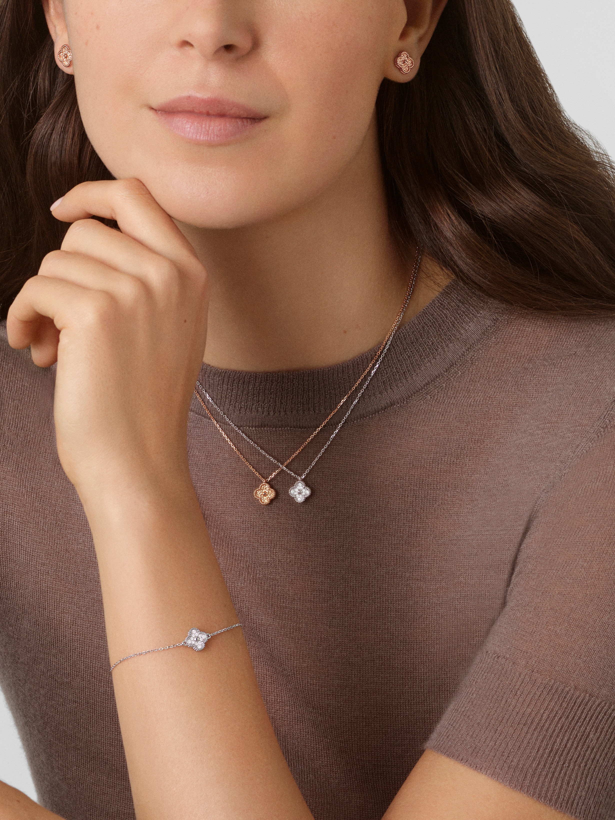 スウィート アルハンブラ ペンダント, 18K ホワイトゴールド, ダイヤモンド:  12 石,  0.08 カラット, Worn Detail, Jewelry Pendent - ヴァン クリーフ&アーペル - Van Cleef & Arpels