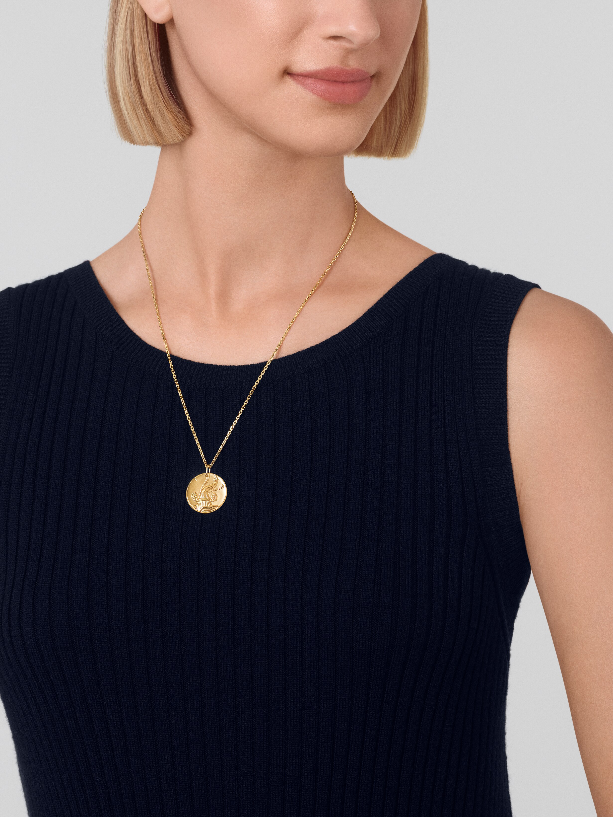 Zodiaque medal Aquarii (Aquarius), 18K yellow gold, Worn Alternative, Jewelry Pendent - Van Cleef & Arpels