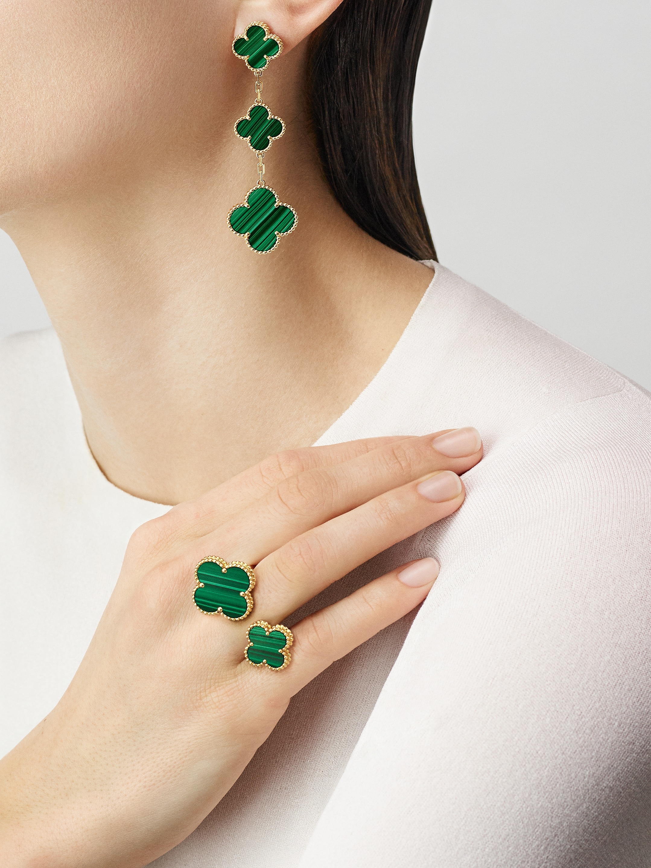 Van Cleef & Arpels Magic Alhambra Between the Finger Mother of