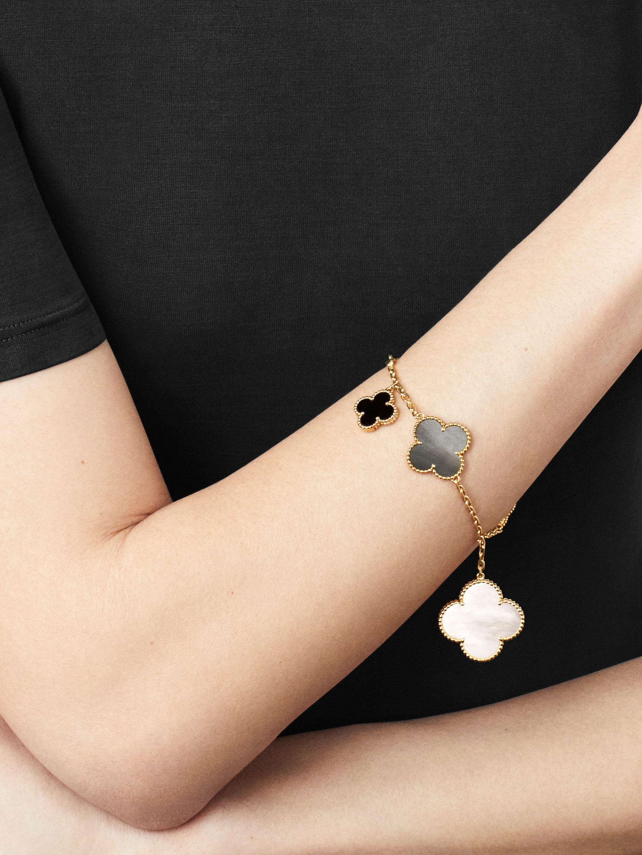 OLYMPE / Bracelet in Hammered Gold Plated Brass and Black Onyx -  Canada