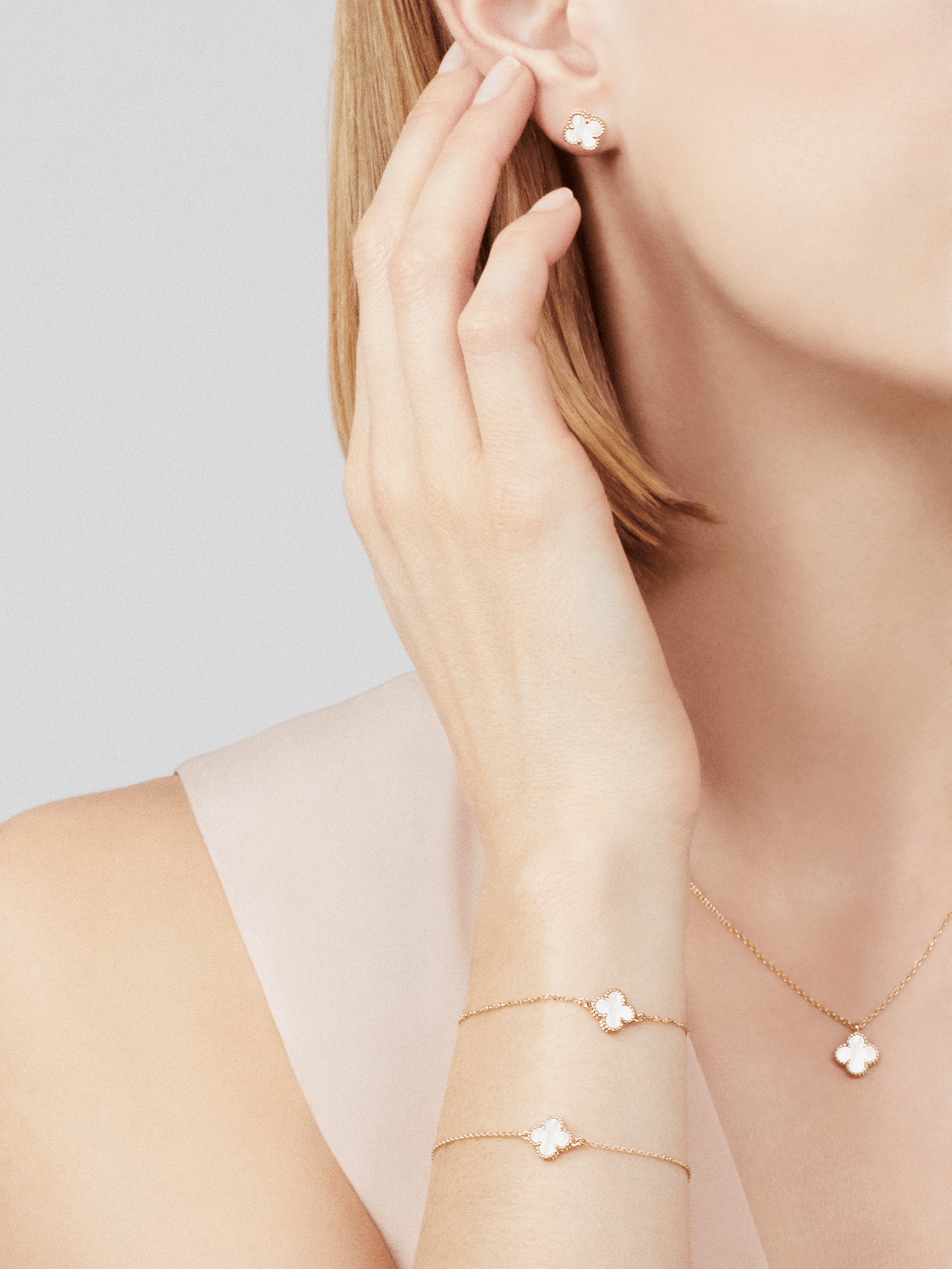 Sweet Alhambra pendant Yellow gold, Motherofpearl Van Cleef & Arpels
