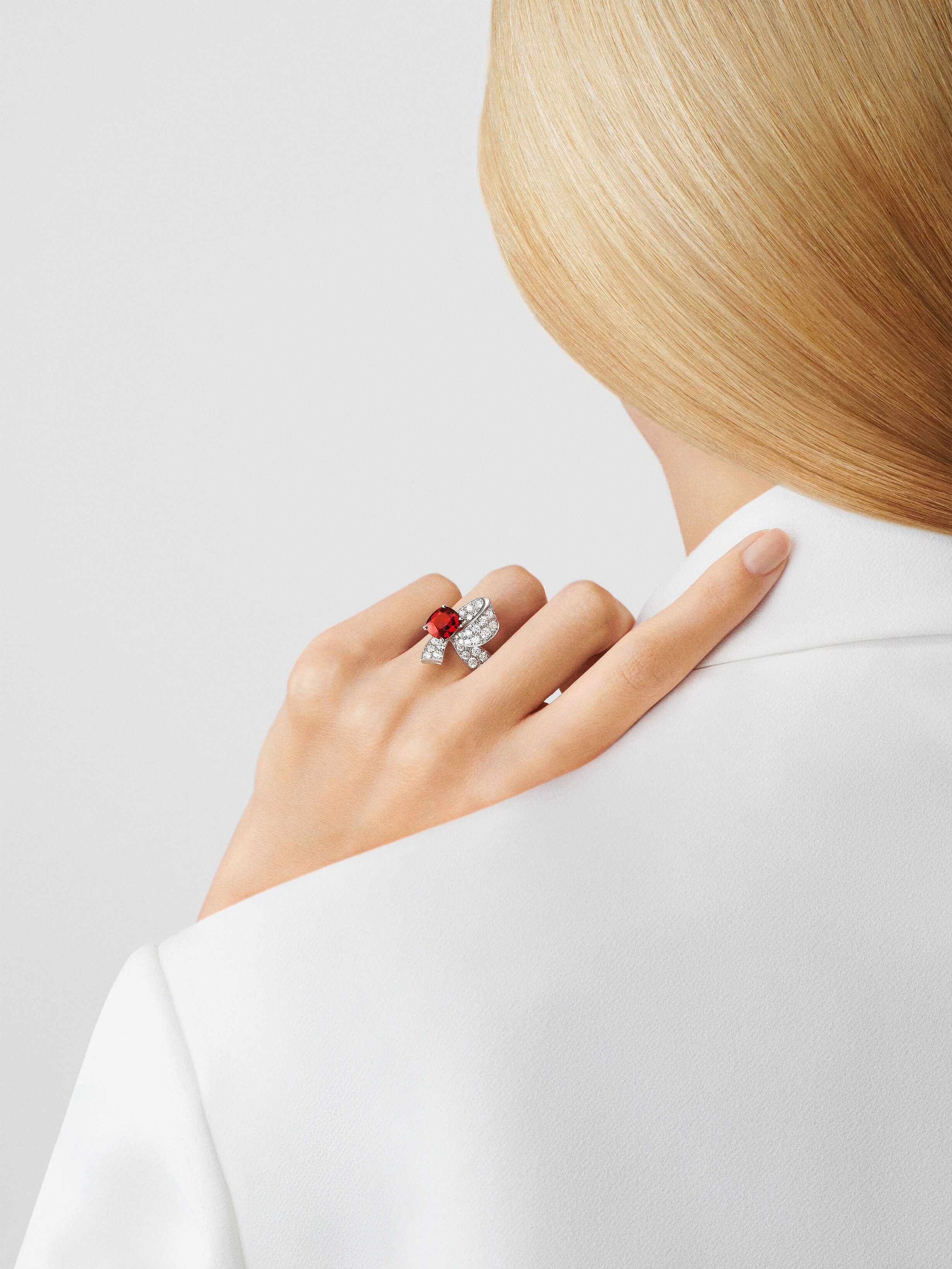 Solitaire Boucle Rubis 3,02 cts, Platine 950/1000, Diamant:  53 pierres,  1.88 carats, Rubis:  1 pierre,  3.02 carats, Worn Alternative, High Jewelry Ring - Van Cleef & Arpels