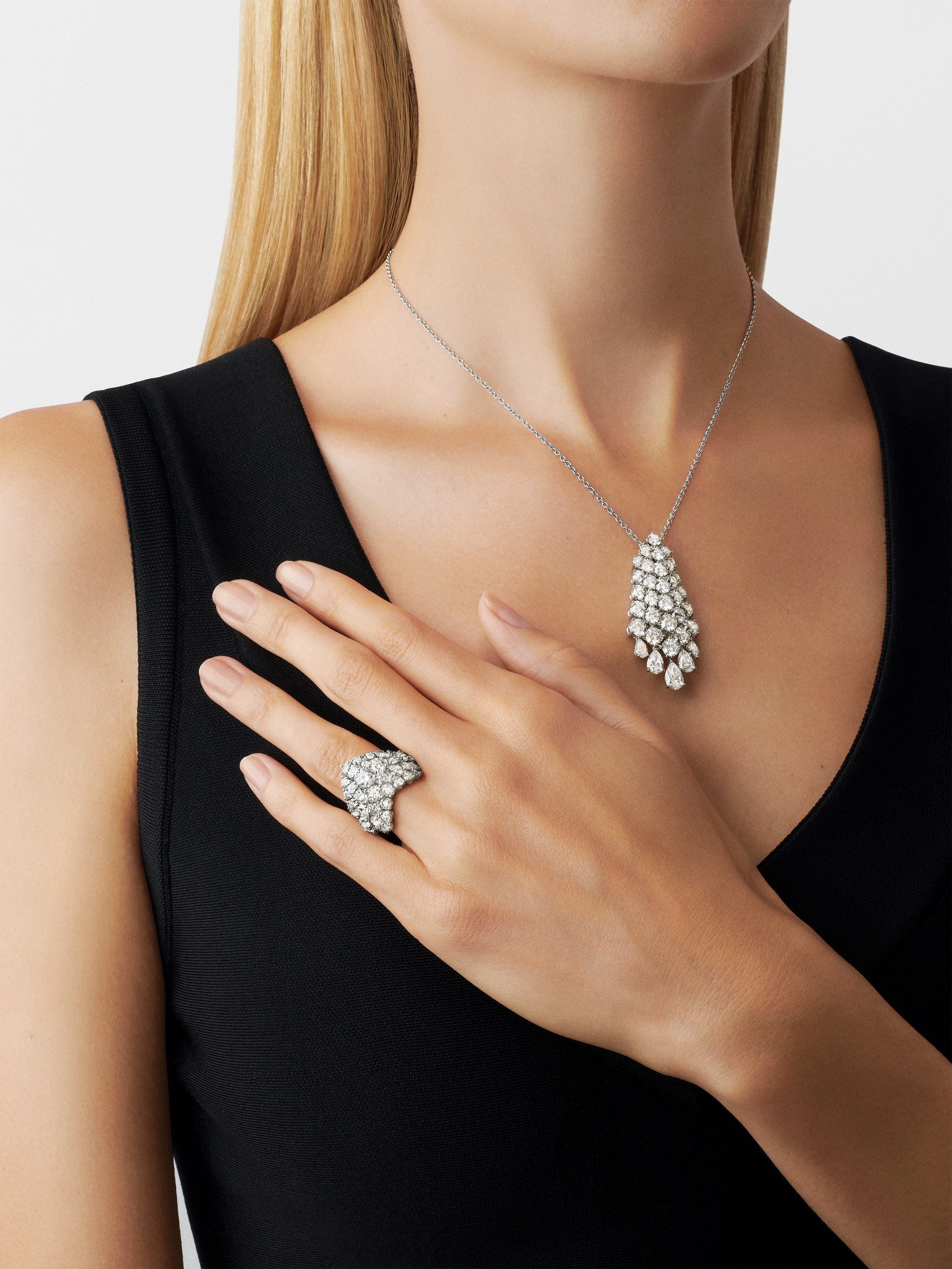 Anello À Cheval, Oro bianco 750/1000, Diamante:  56 pietre,  9.15 carati, Worn Detail, High Jewelry Ring - Van Cleef & Arpels