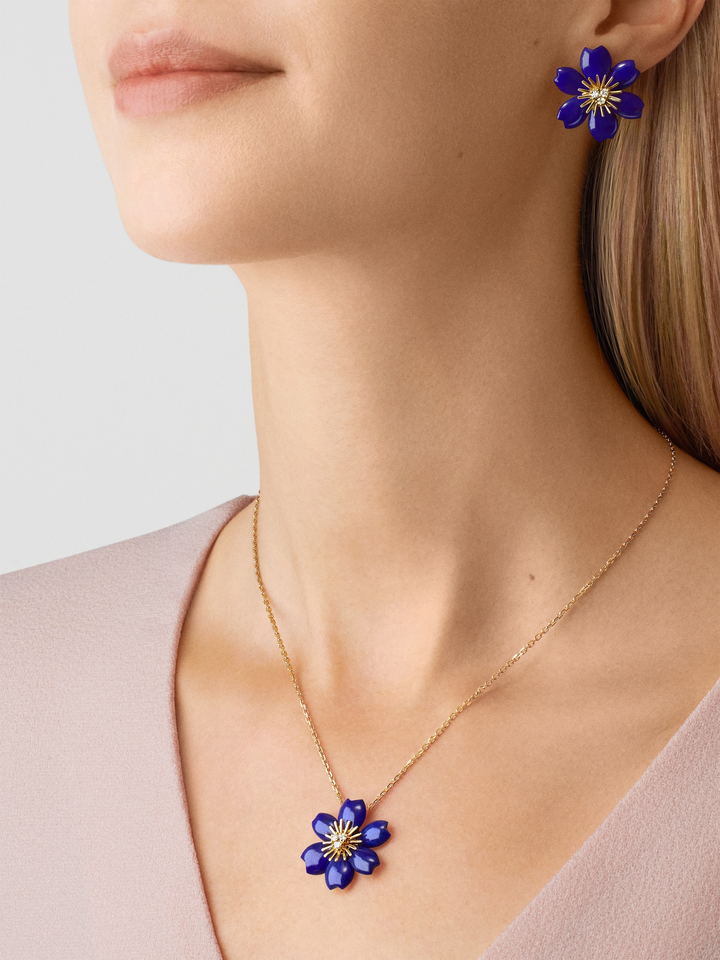 Rose de Noël耳環,迷你款式, 18K黃金, 鑽石:  6寶石,  0.21克拉, 青金石:  12寶石, Worn Alternative, Jewelry Earrings- Van Cleef & Arpels