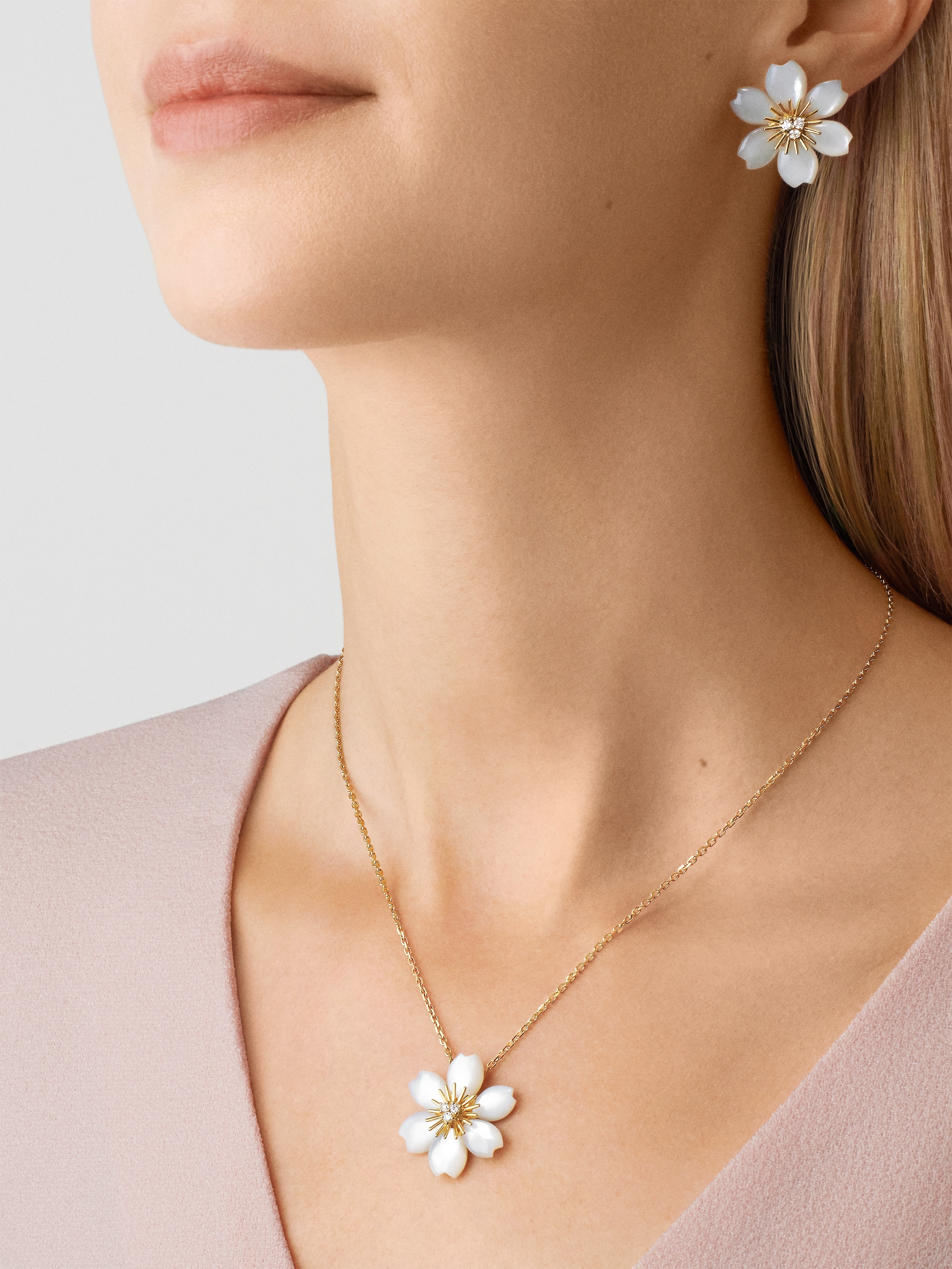 Rose de No l pendant mini model 18K yellow gold Diamond Mother