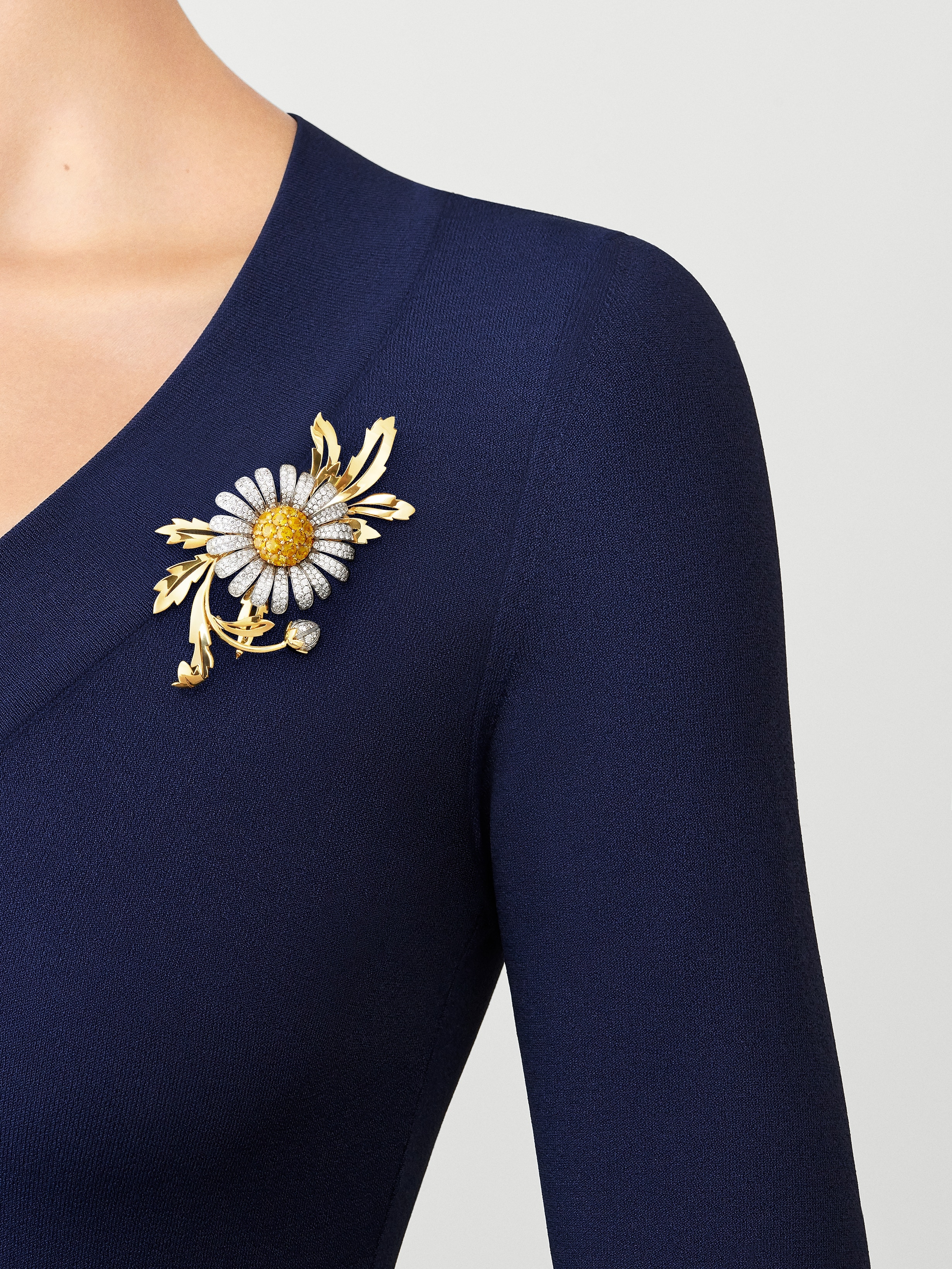 Marguerite Secrète腕表, 18K黄金, 蓝宝石:  19颗,  3.53 克拉, 钻石:  392颗,  4.86 克拉, Worn Detail, Watch_梵克雅宝_Van Cleef & Arpels