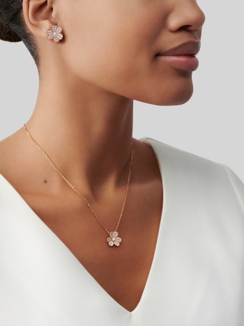 pavé twist pendant ii reference image