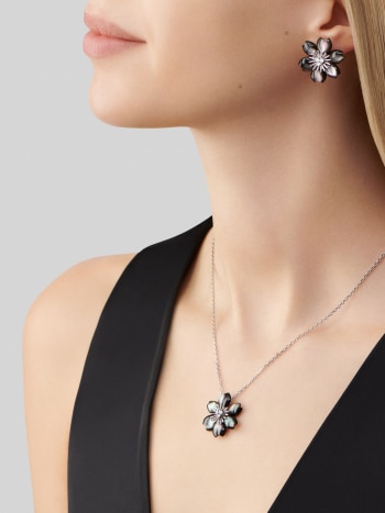 Rose de Noël pendant, mini model, Mother-of-pearl:6 stones, DETAIL, Jewelry Pendent
