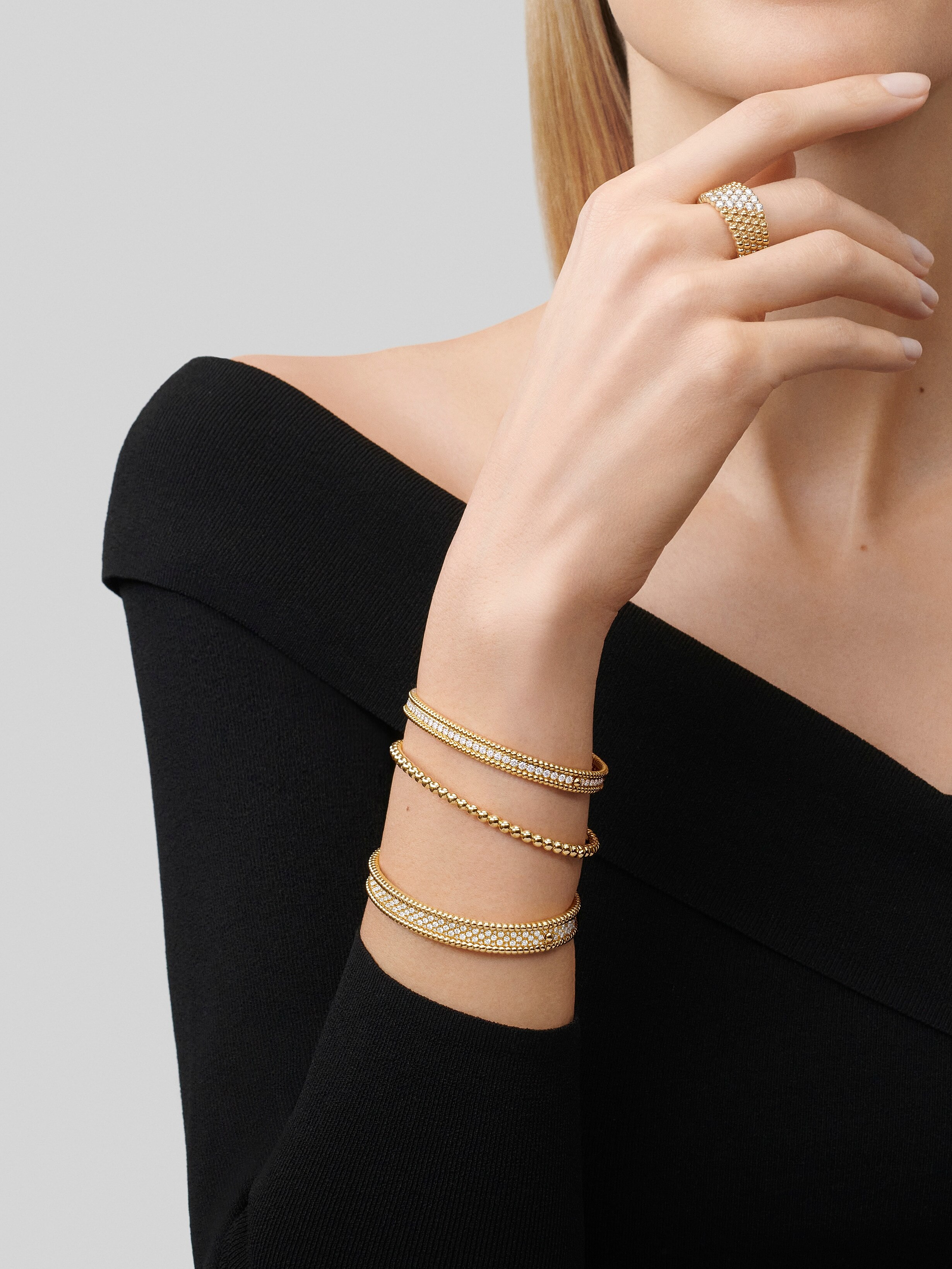 Bracelet Perlée diamants, 1 rang, petit modèle, Or jaune 750/1000, Diamant:  76 pierres,  2.05 carats, Worn Detail, Jewelry Bracelet - Van Cleef & Arpels