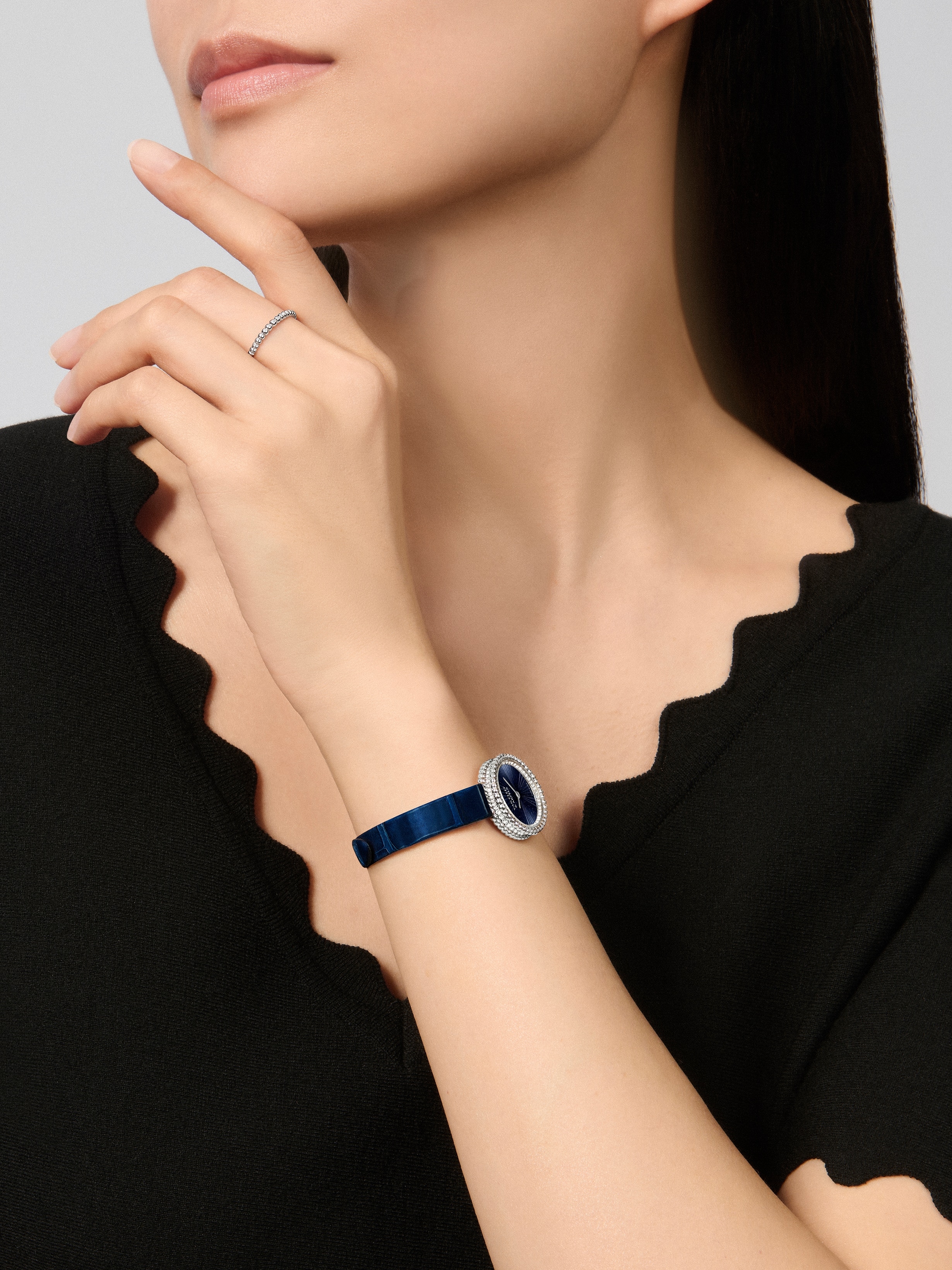 Perlée腕表，23毫米, 18K白金, 钻石:  121颗,  0.62 克拉, Worn Detail, Watch_梵克雅宝_Van Cleef & Arpels