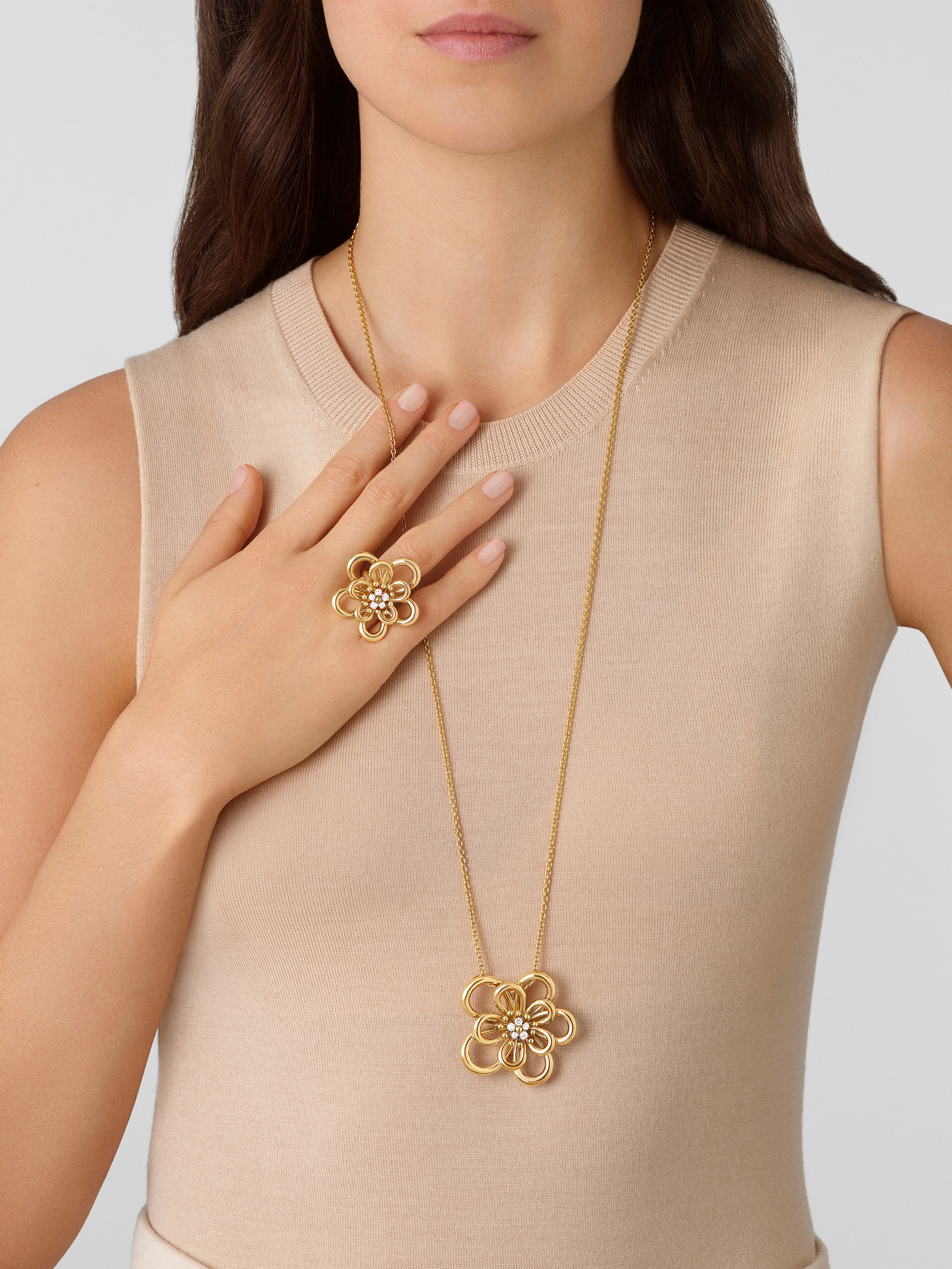 Flowerlace clip pendant, 18K yellow gold, Diamond:  5 stones,  0.54 carat, Worn Detail, Jewelry Clip Pendant - Van Cleef & Arpels
