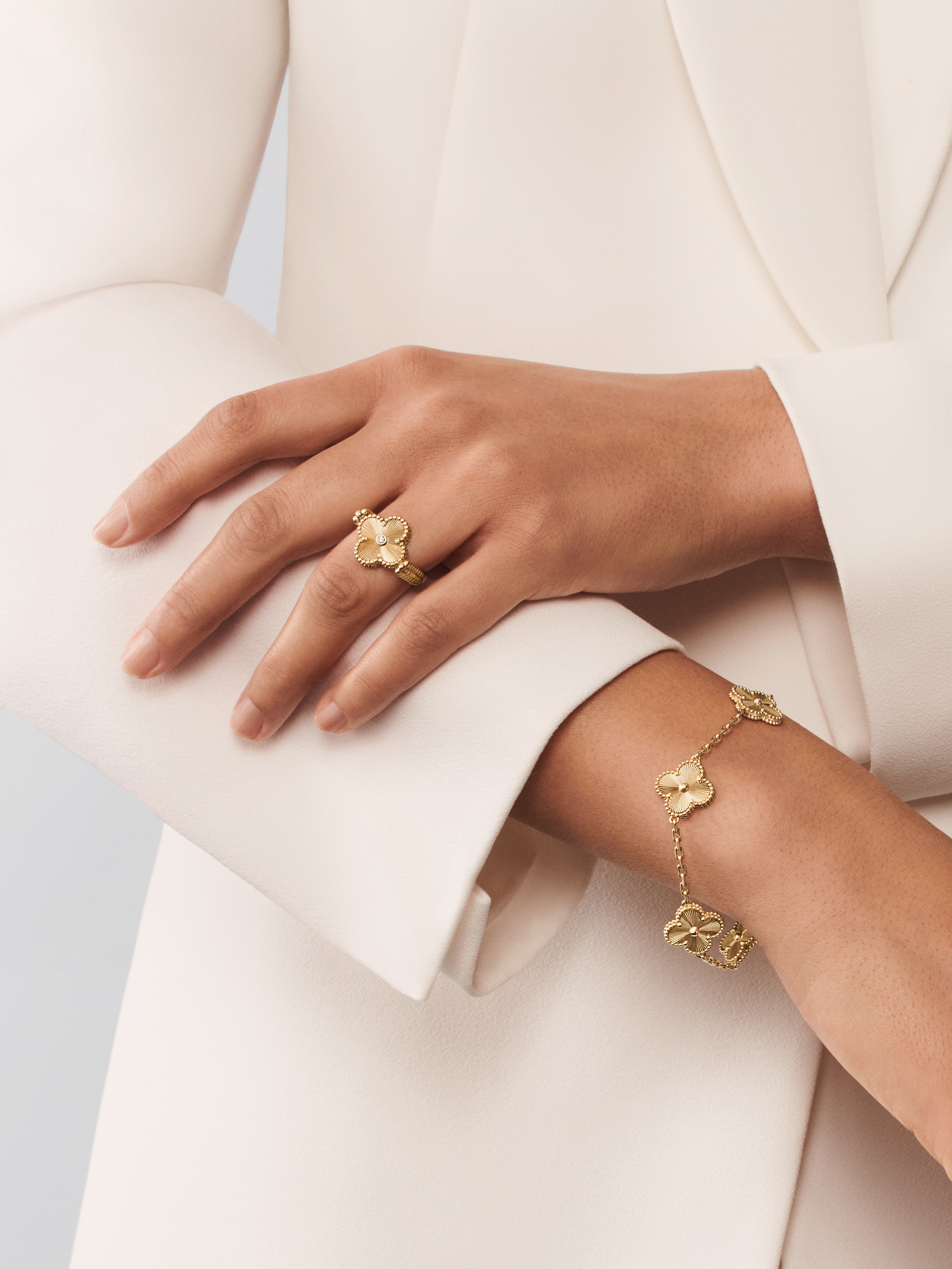 Vintage Alhambra bracelet, 5 motifs 18K yellow gold - Van Cleef