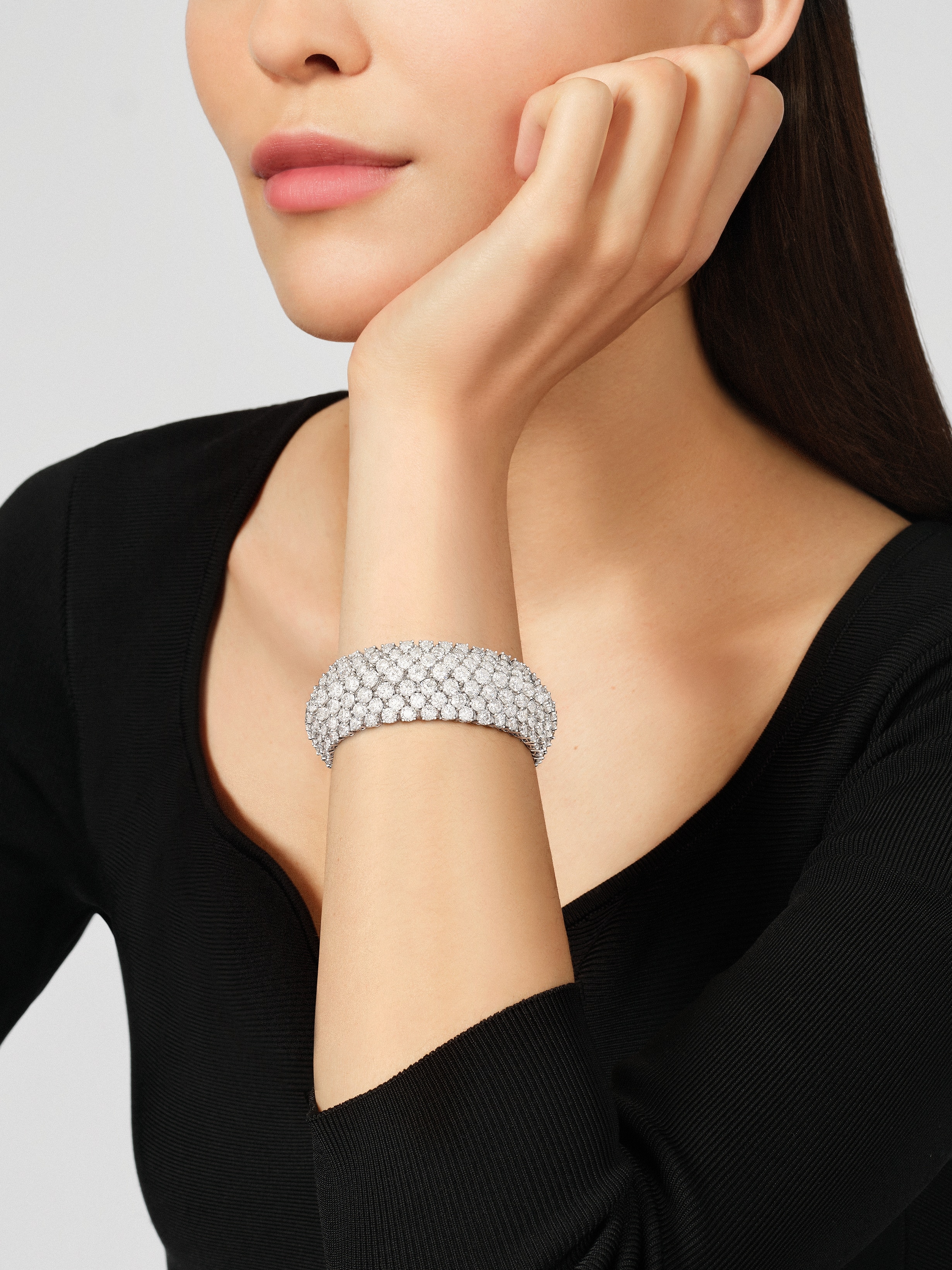 Bracelet À Cheval 7 rangs, Or blanc 750/1000, Diamant:  266 pierres,  73.08 carats, Worn Alternative, High Jewelry Bracelet - Van Cleef & Arpels