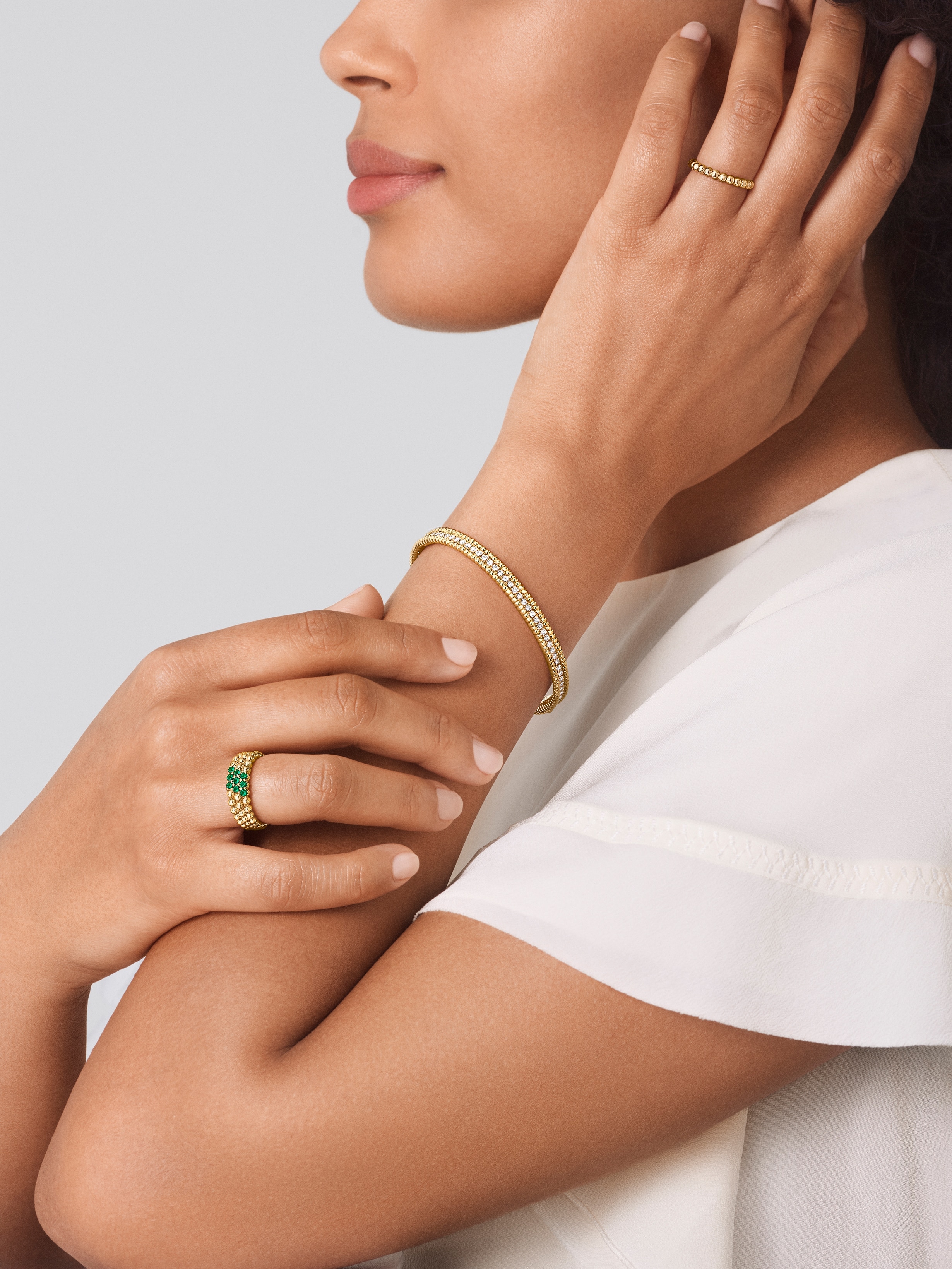 Ring Perlée Couleurs, 3-reihig, 18 Karat Gelbgold, Smaragd:  9 Steine,  0.45 Karat, Worn Alternative, Jewelry Ring - Van Cleef & Arpels