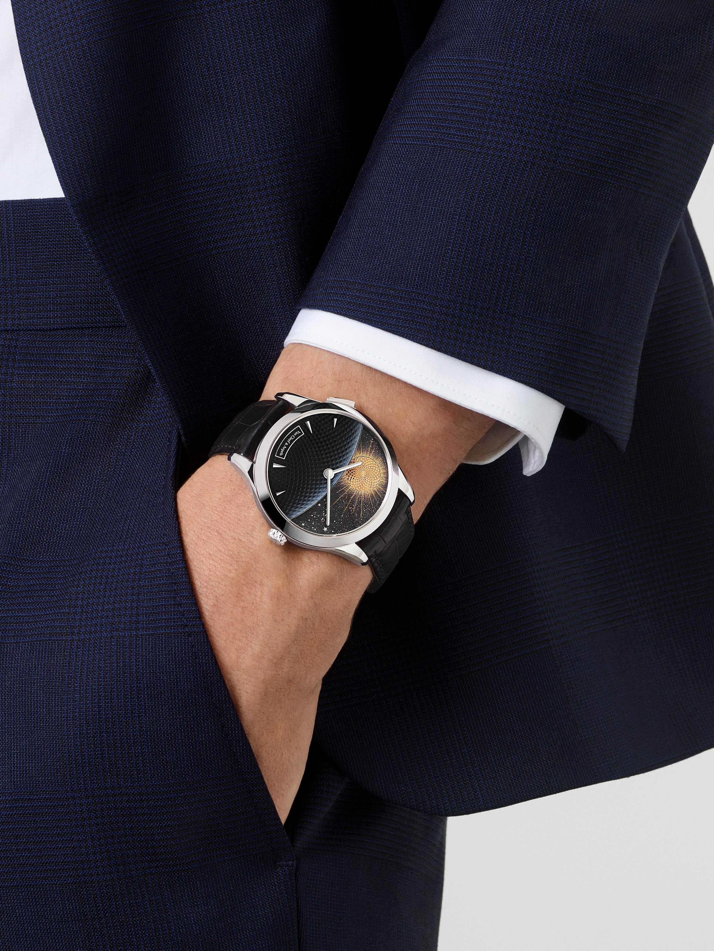 ساعة ميدنايت جور نوي فاز دو لون, ذهب أبيض 18 قيراط, أفنتورين:  2 أحجار, عرق اللؤلؤ:  2 أحجار, Worn Detail, Watch - Van Cleef & Arpels