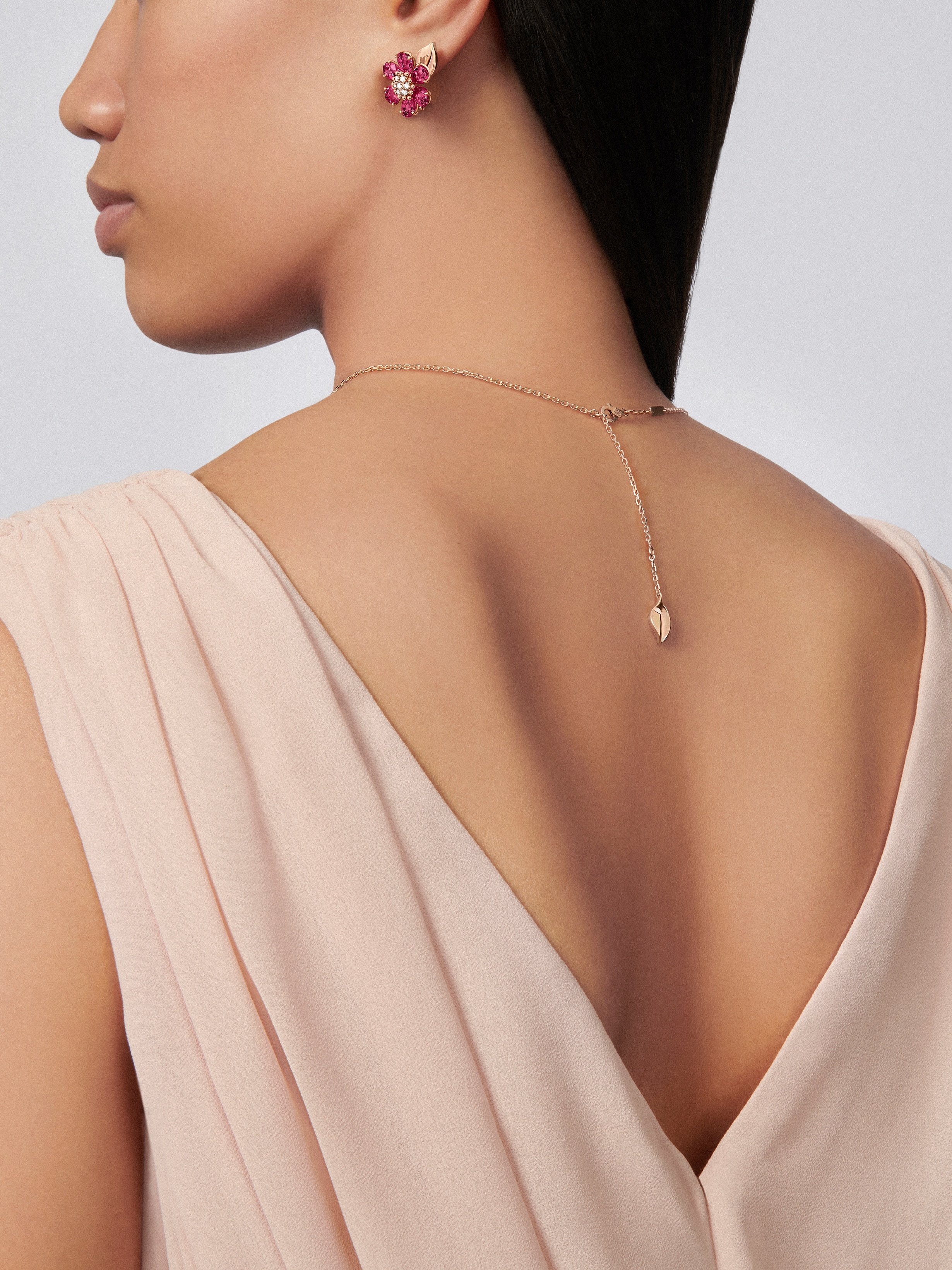 Boucles d’oreilles Fleurs d’Hawaï, Or rose 750/1000, Diamant:  14 pierres,  0.39 carat, Rhodolite:  12 pierres,  9.96 carats, Worn Detail, Jewelry Earrings - Van Cleef & Arpels