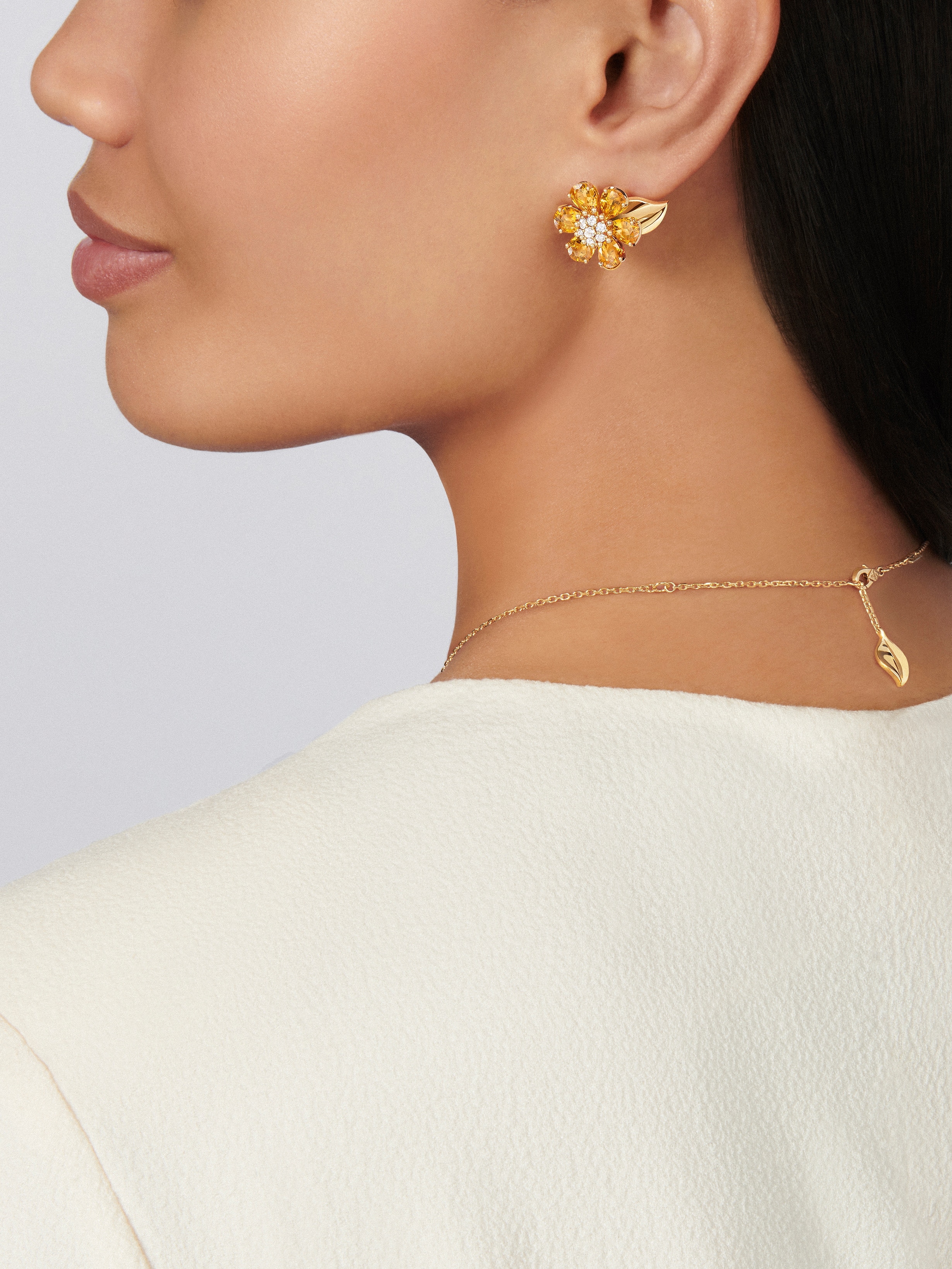 Boucles d'oreilles Fleurs d'Hawaï, Or jaune 750/1000, Citrine:  12 pierres,  7.68 carats, Diamant:  14 pierres,  0.39 carat, Worn Alternative, Jewelry Earrings - Van Cleef & Arpels