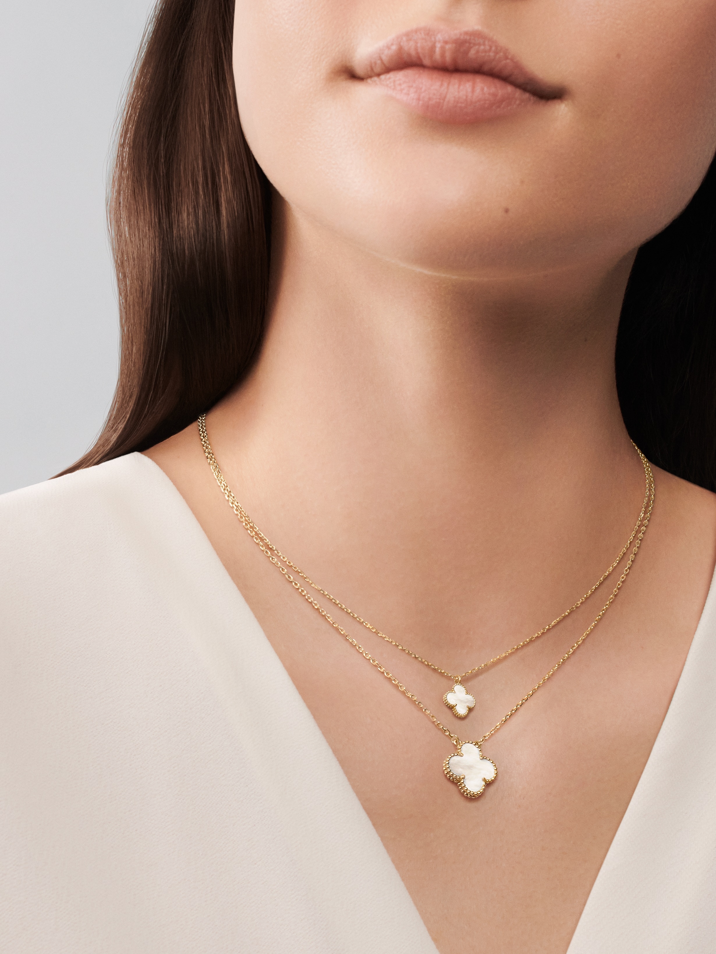 Sweet Alhambra pendant, 18K yellow gold, Mother-of-pearl:  1 stone, Worn Detail, Jewelry Pendent - Van Cleef & Arpels