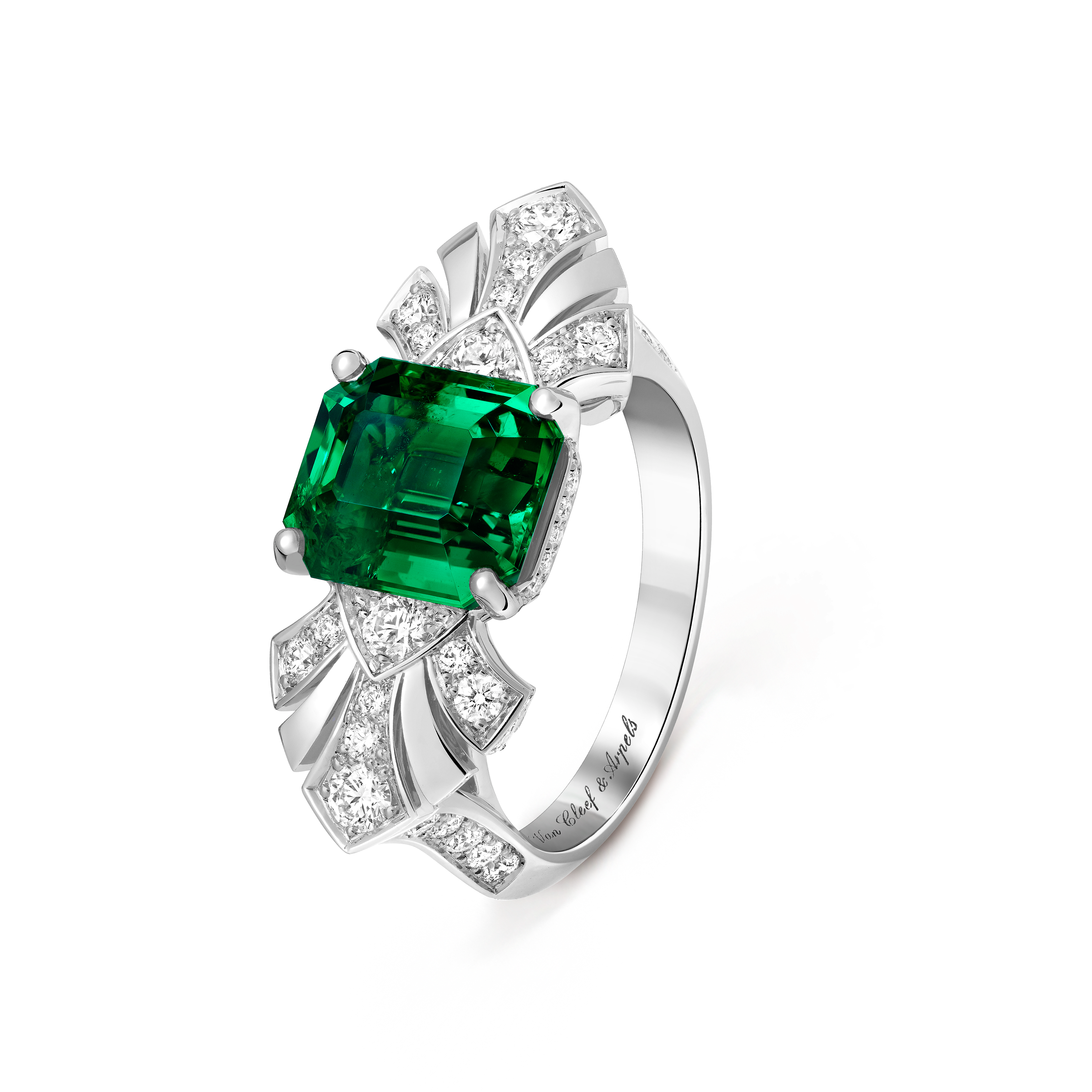 Solitaire Eventails Emeraude 2,92 cts, Platine 950/1000, Diamant:  76 pierres,  0.81 carat, Émeraude:  1 pierre,  2.92 carats, Three Fourth, High Jewelry Ring - Van Cleef & Arpels