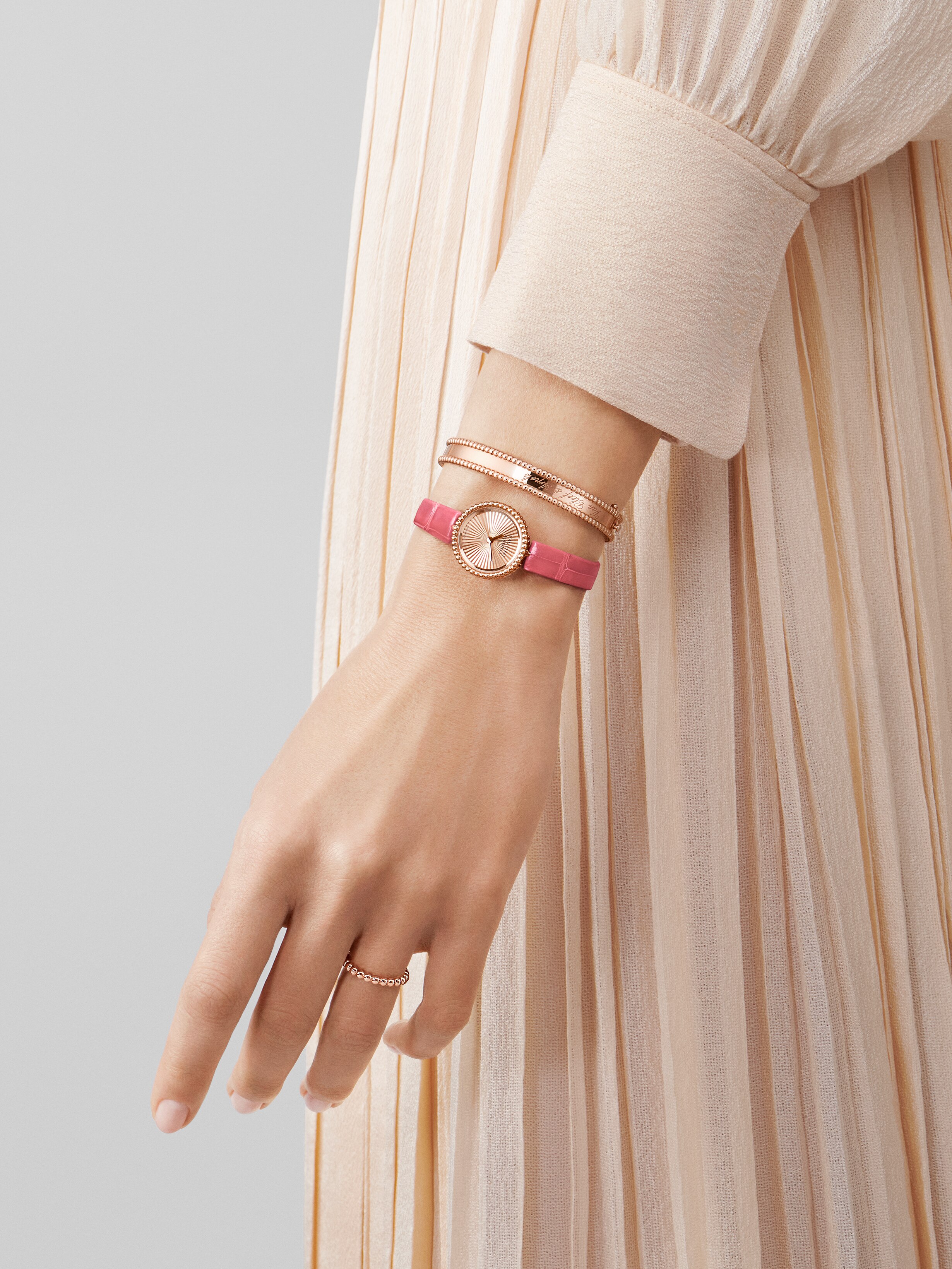 Van cleef outlet signature bracelet price