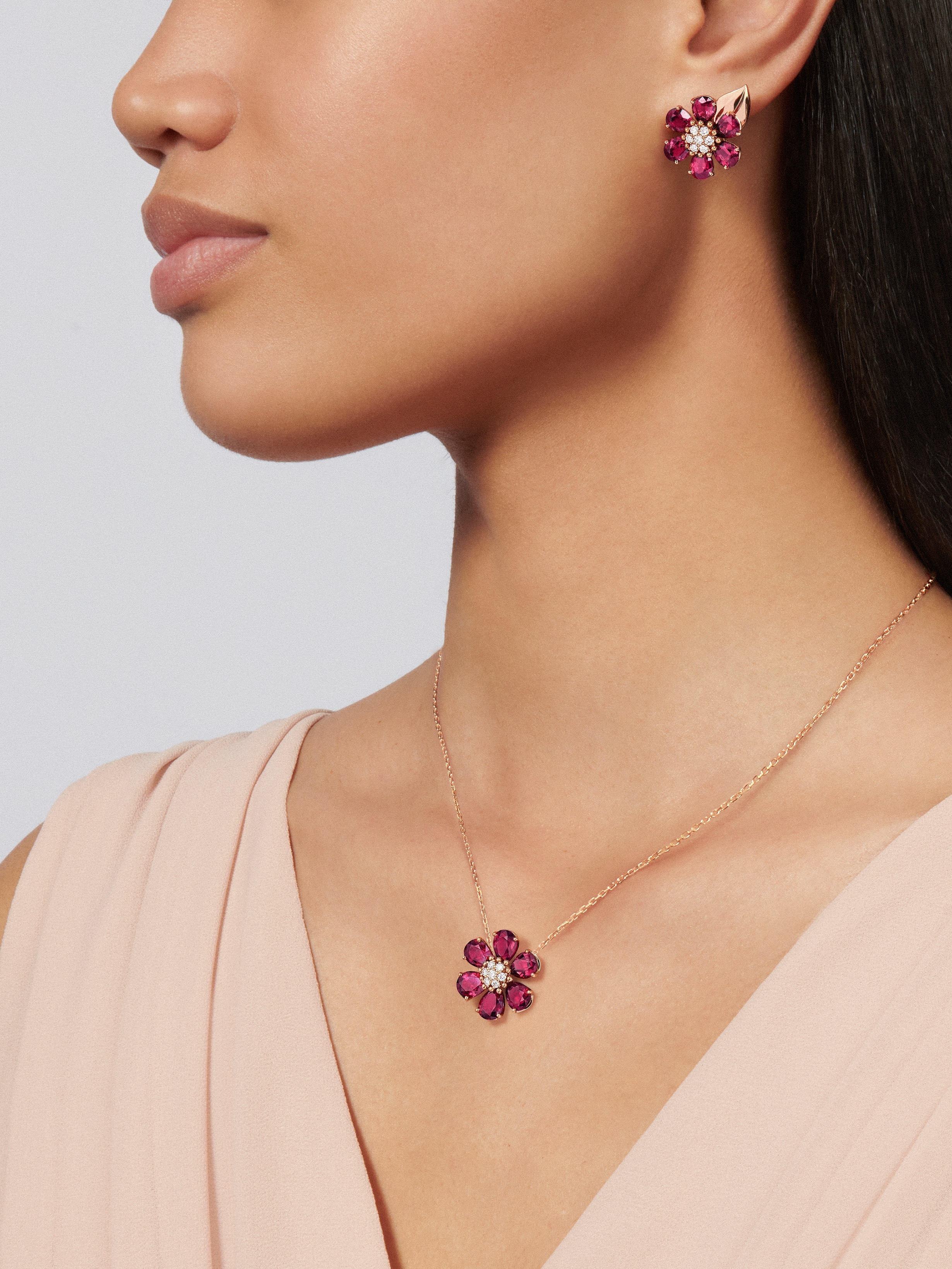 Boucles d’oreilles Fleurs d’Hawaï, Or rose 750/1000, Diamant:  14 pierres,  0.39 carat, Rhodolite:  12 pierres,  9.96 carats, Worn Alternative, Jewelry Earrings - Van Cleef & Arpels