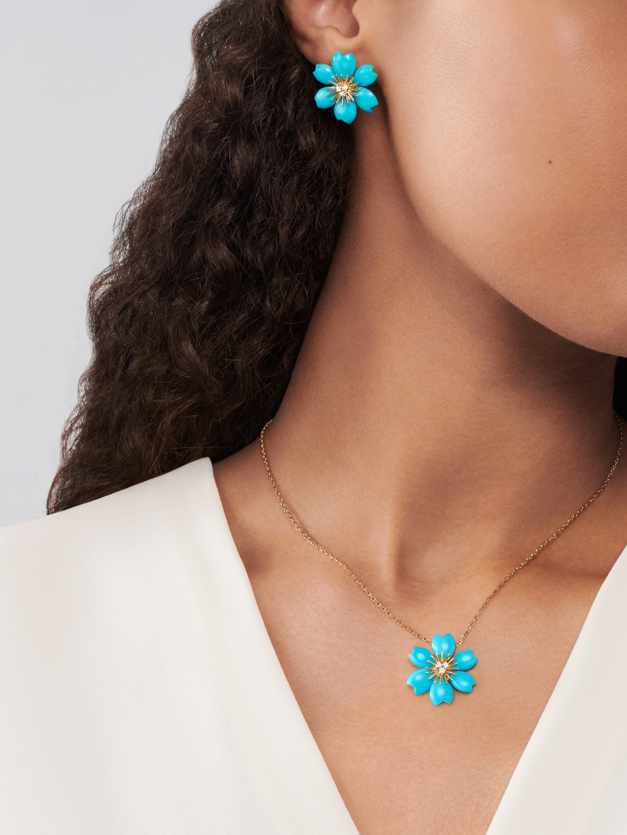 Rose de Noël pendant, mini model, 18K yellow gold, Diamond:  3 stones,  0.1 carat, Turquoise:  6 stones, Worn Alternative, Jewelry Pendent - Van Cleef & Arpels