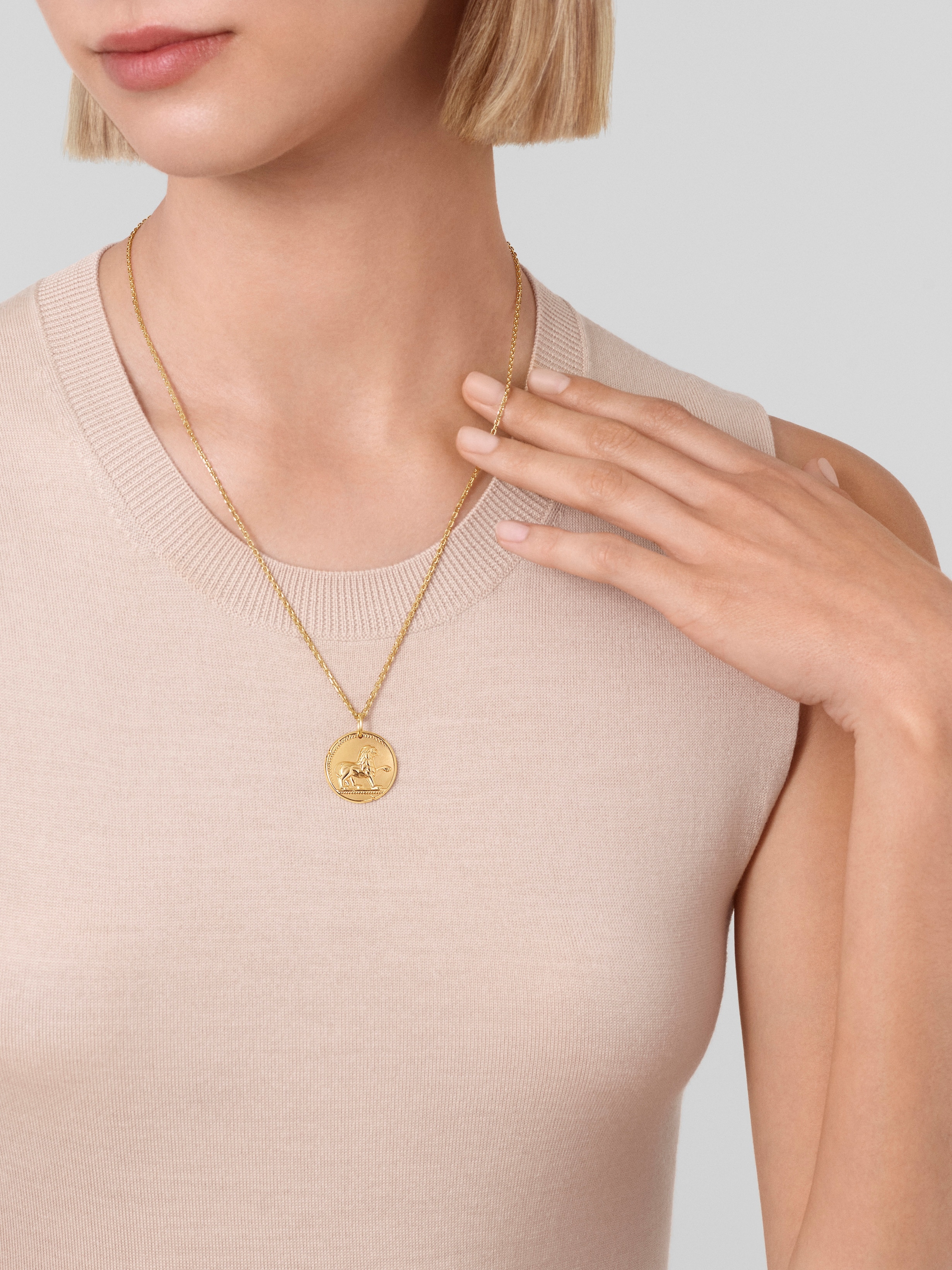 Zodiaque medal Leonis (Leo), 18K yellow gold, Worn Alternative, Jewelry Pendent - Van Cleef & Arpels