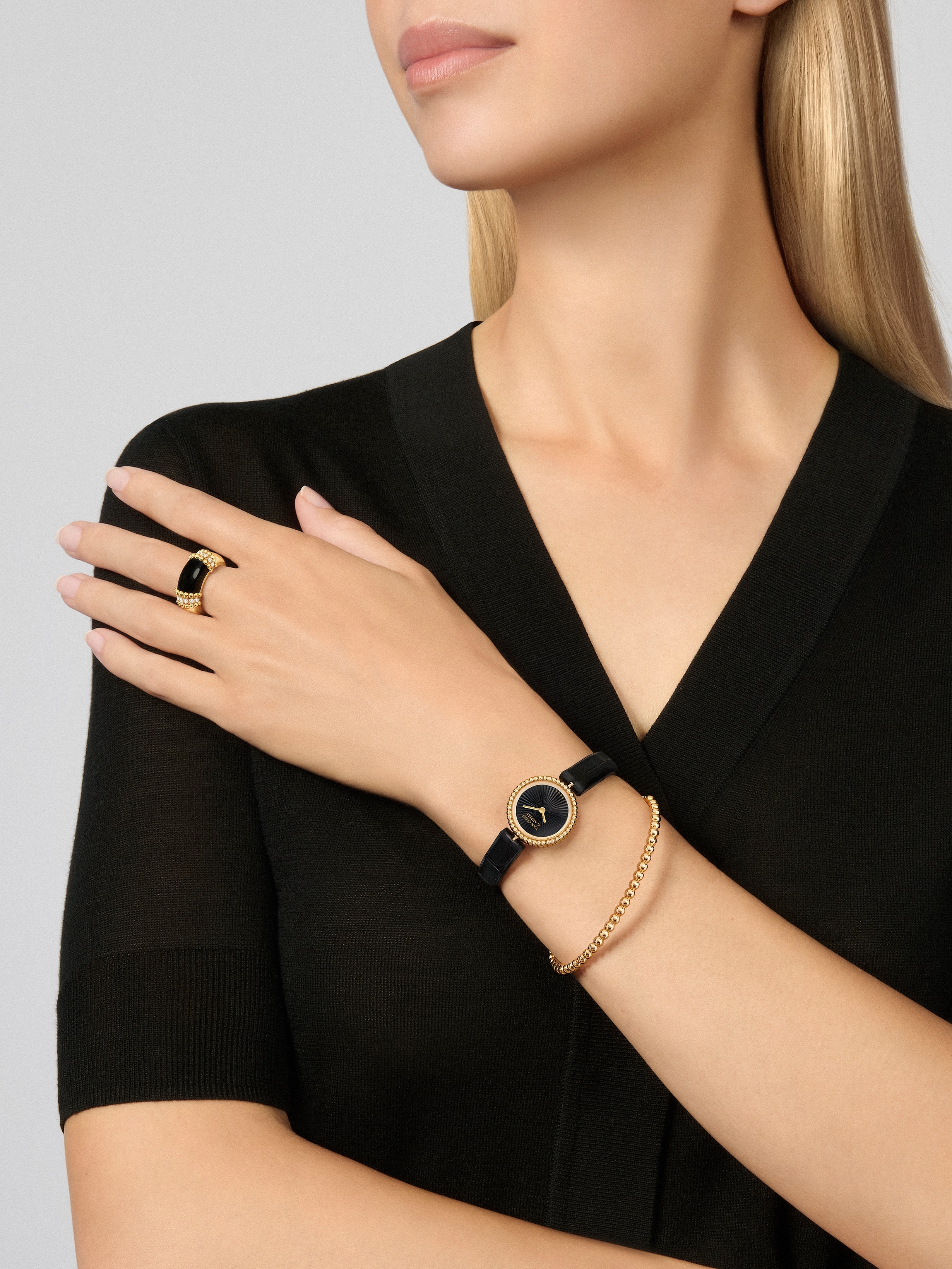 Perlée couleurs ring, 18K yellow gold, Diamond:  12 stones,  0.29 carat, Onyx:  1 stone, Worn Detail, Jewelry Ring - Van Cleef & Arpels