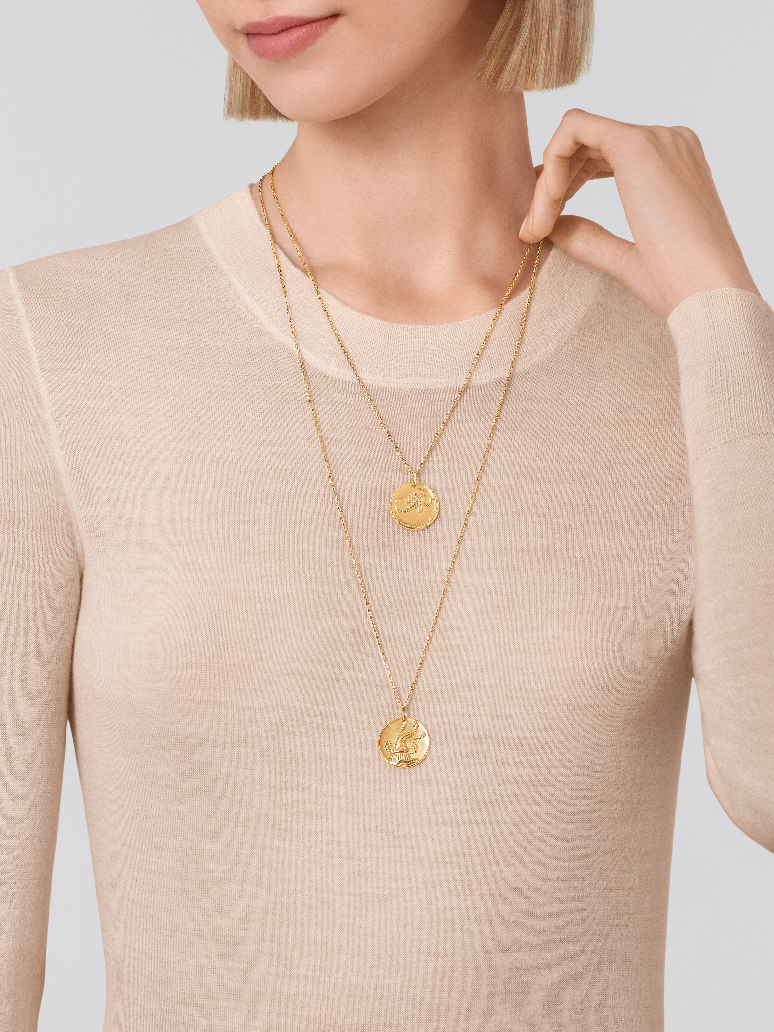 Zodiaque medal Aquarii (Aquarius), 18K yellow gold, Worn Detail, Jewelry Pendent - Van Cleef & Arpels