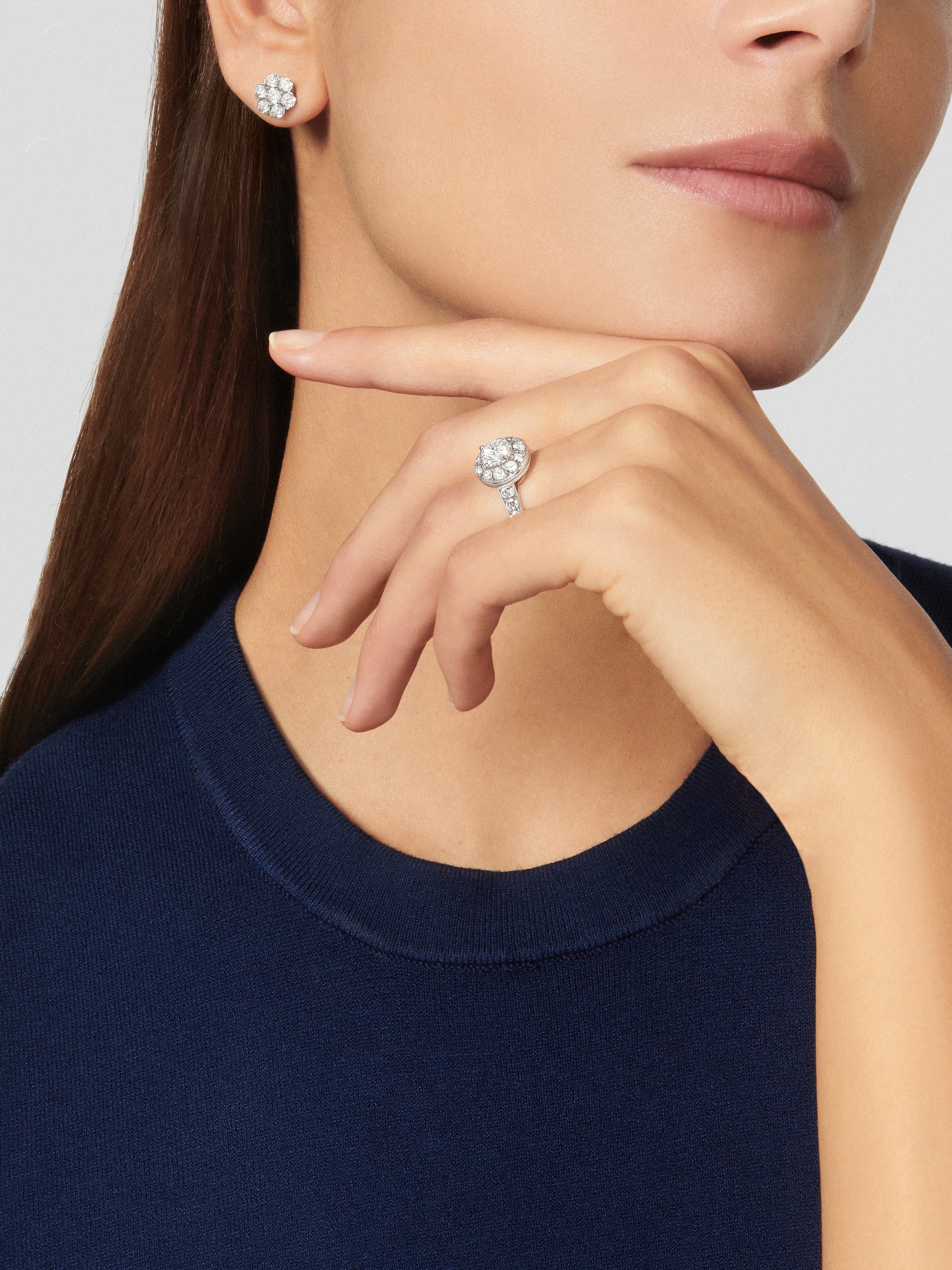 Solitaire Icône 1,00 carat DVVS1, Platine 950/1000, Diamant:  23 pierres,  1.92 carats, Worn Detail, Jewelry Ring - Van Cleef & Arpels