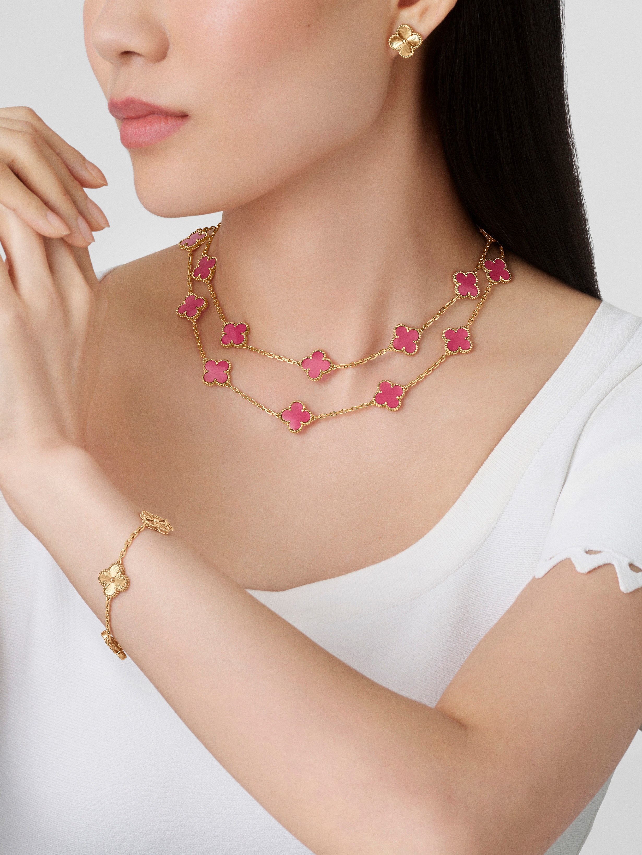 Vintage Alhambra long necklace, 20 motifs, 18K yellow gold, Worn Detail, Jewelry Long Necklace - Van Cleef & Arpels