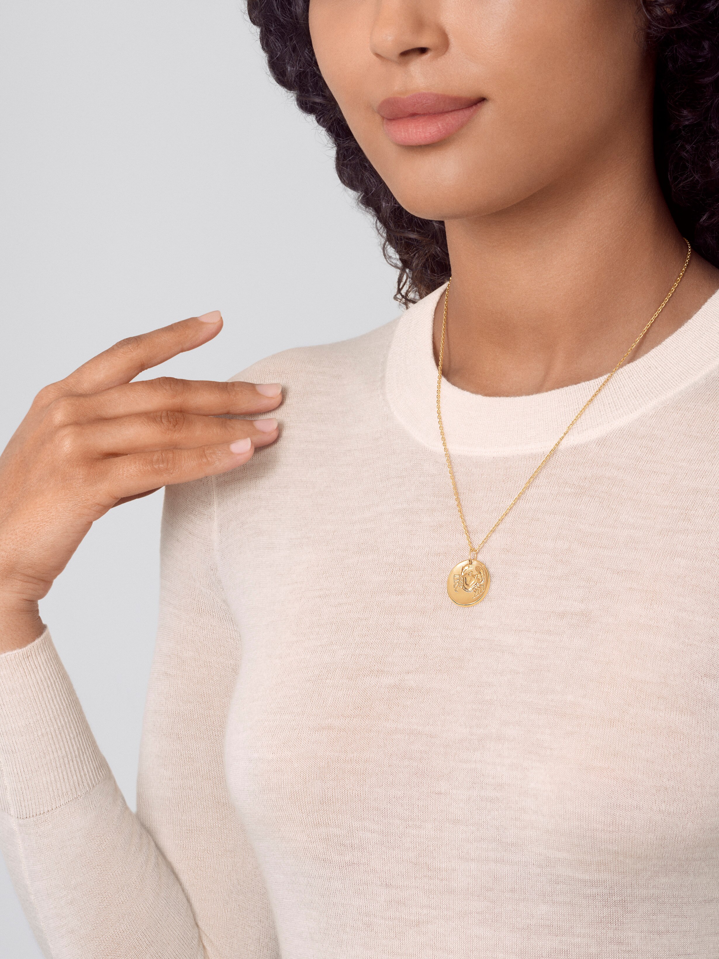 Zodiaque medal Cancri (Cancer), 18K yellow gold, Worn Alternative, Jewelry Pendent - Van Cleef & Arpels