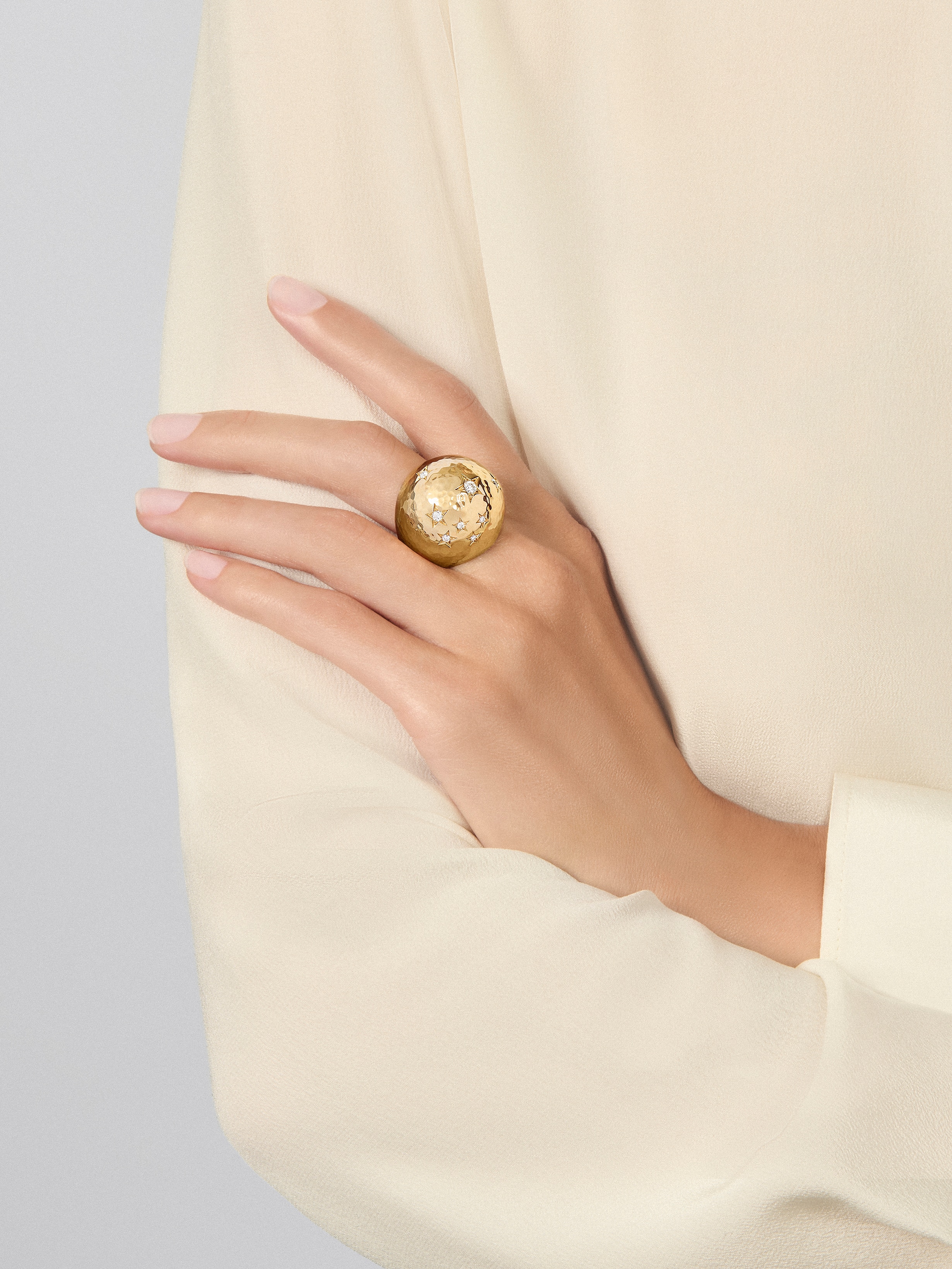 スー レ ゼトワール リング, 18K イエローゴールド, ダイヤモンド:  8 石,  0.31 カラット, Worn Detail, Jewelry Ring - ヴァン クリーフ&アーペル - Van Cleef & Arpels
