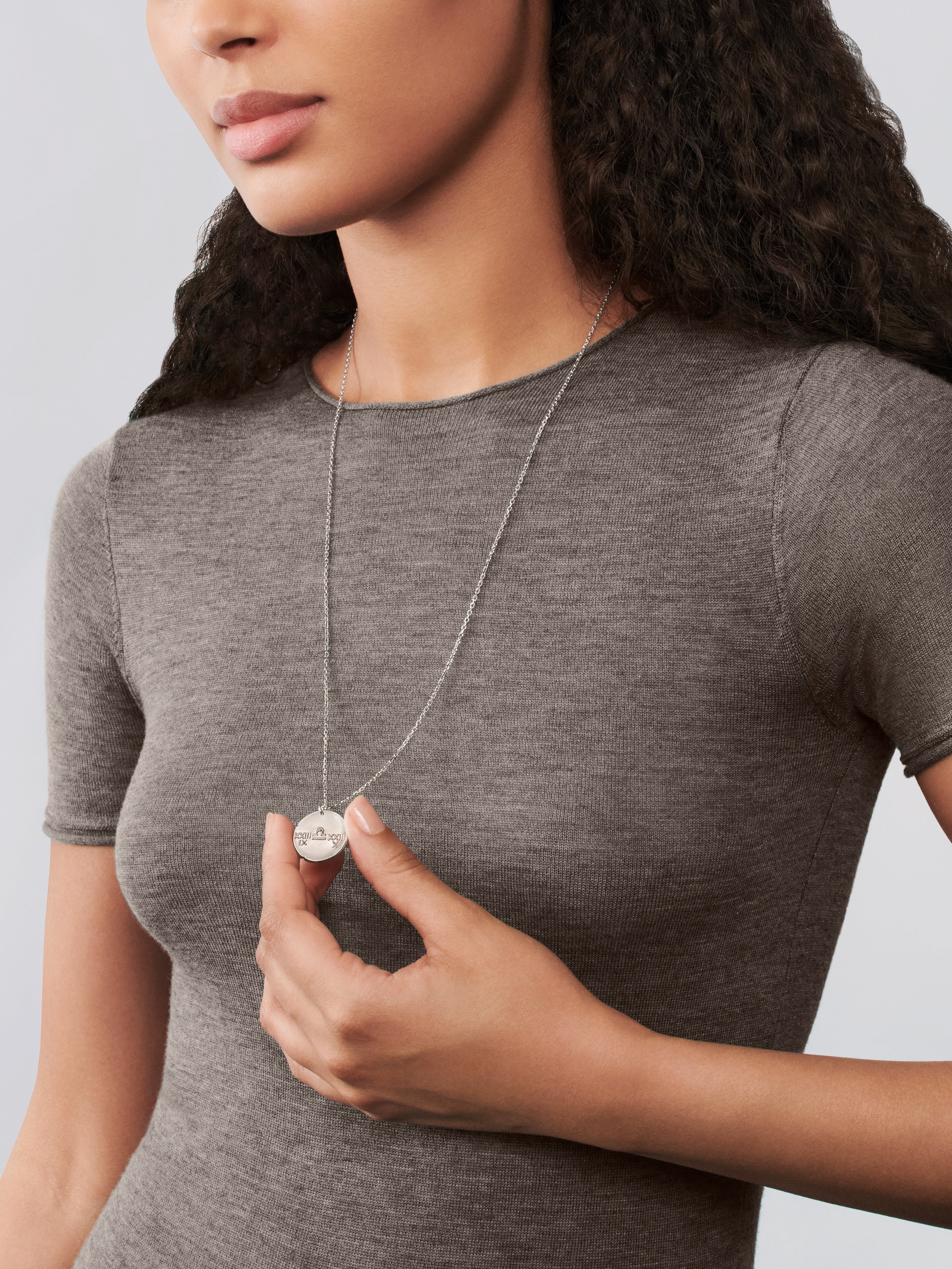 Zodiaque medal Librae (Libra), 18K white gold, Worn Detail, Jewelry Pendent - Van Cleef & Arpels