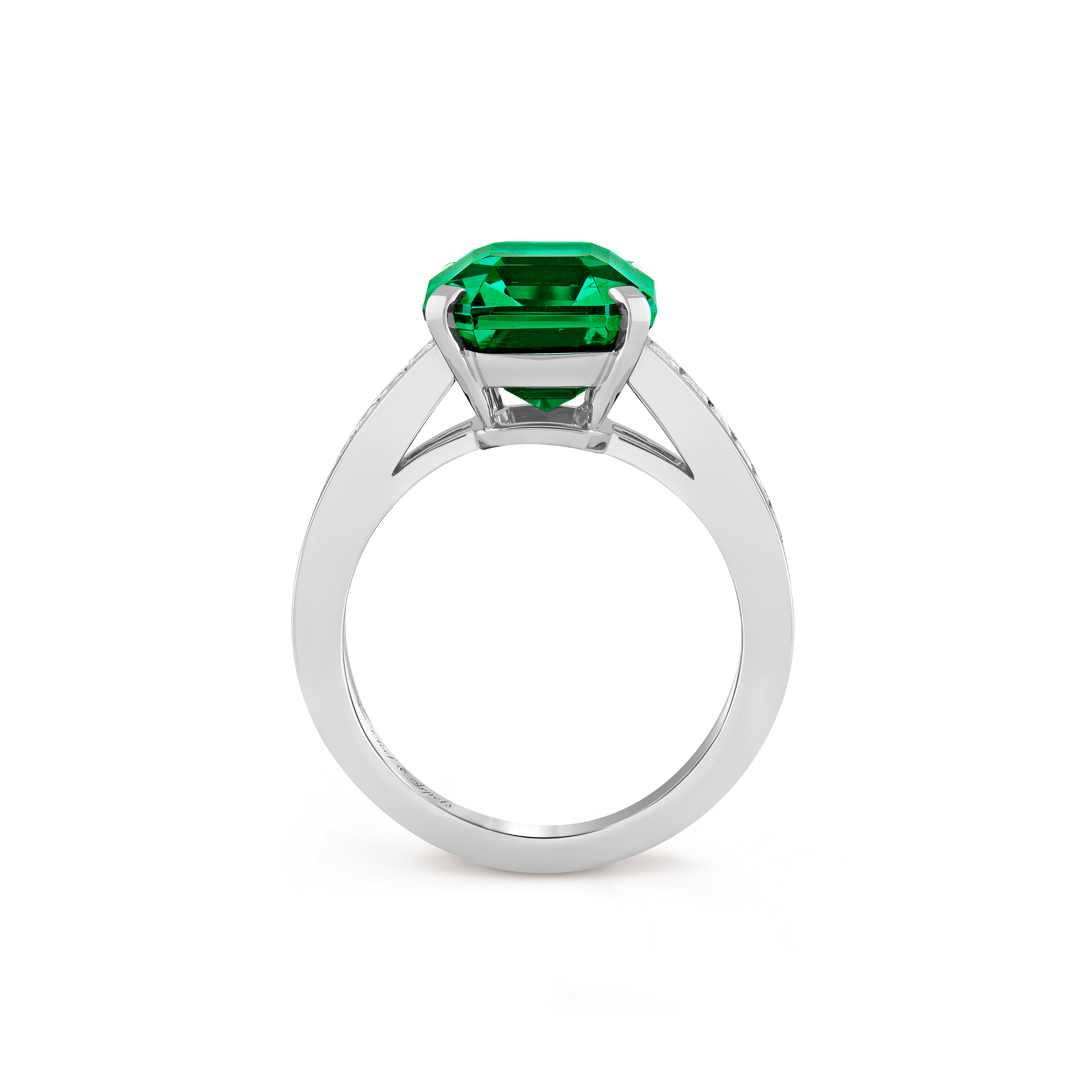 خاتم سوليتير مونويه إيمرالد بوزن 5.66 قيراط, بلاتين, بالزمرد:  1 حجر,  5.66 الوزن, ماس:  18 أحجار,  0.82 الوزن, Profile, High Jewelry Ring - Van Cleef & Arpels