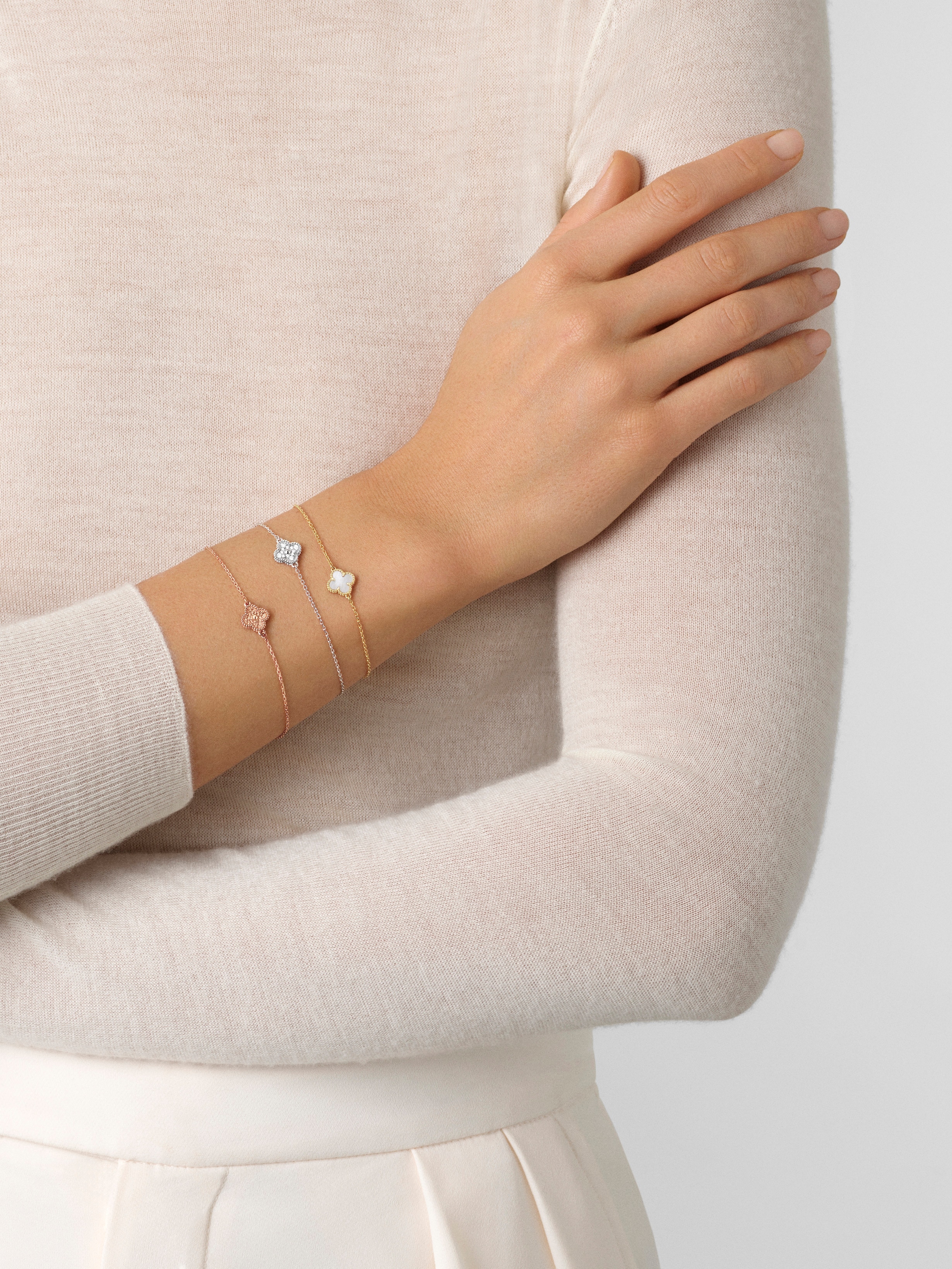 スウィート アルハンブラ ブレスレット, 18K イエローゴールド, マザー オブ パール:  1 石, Worn Detail, Jewelry Bracelet - ヴァン クリーフ&アーペル - Van Cleef & Arpels