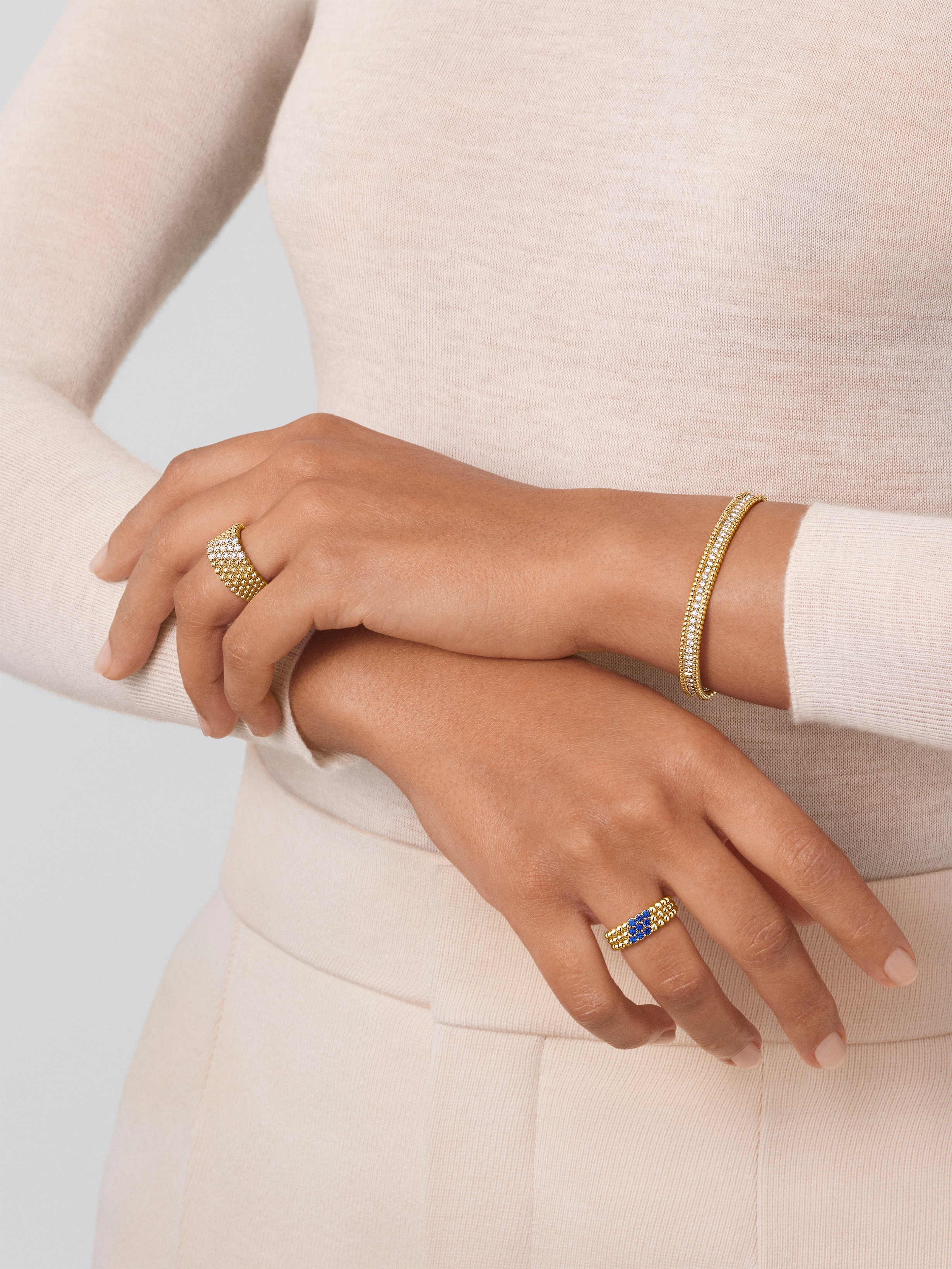 Ring Perlée Couleurs, 3-reihig, 18 Karat Gelbgold, Saphir:  9 Steine,  0.41 Karat, Worn Detail, Jewelry Ring - Van Cleef & Arpels