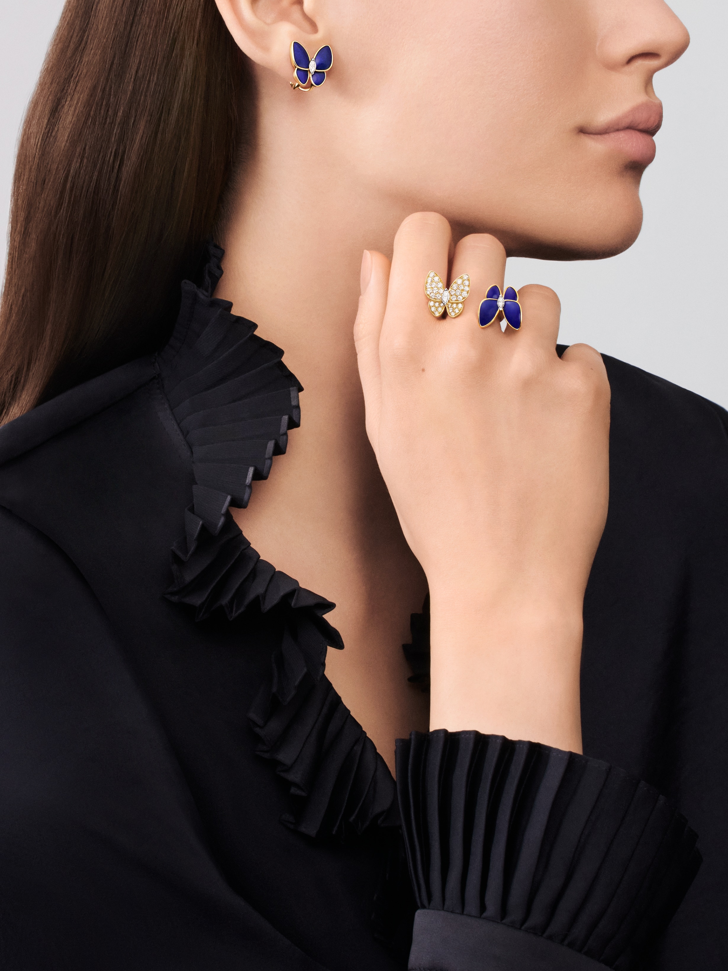 Two Butterfly Between the Finger ring, 18K yellow gold, Diamond:  36 stones,  0.99 carat, Lapis Lazuli:  4 stones, Worn Detail, Jewelry Ring - Van Cleef & Arpels