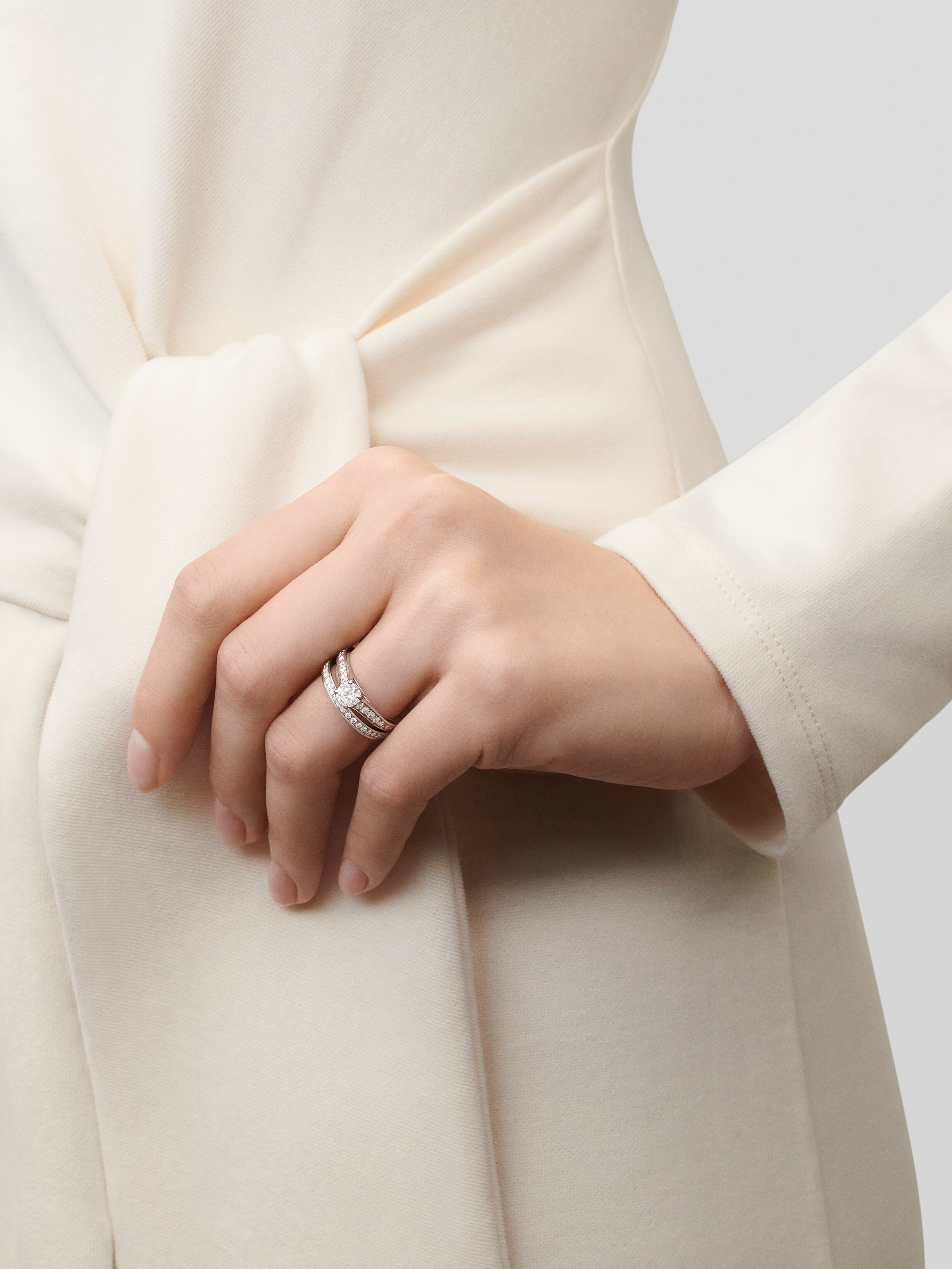 Romance solitaire 0.50 carat DVVS2, Platinum, Diamond:  21 stones,  0.77 carat, Worn Alternative, Jewelry Ring - Van Cleef & Arpels