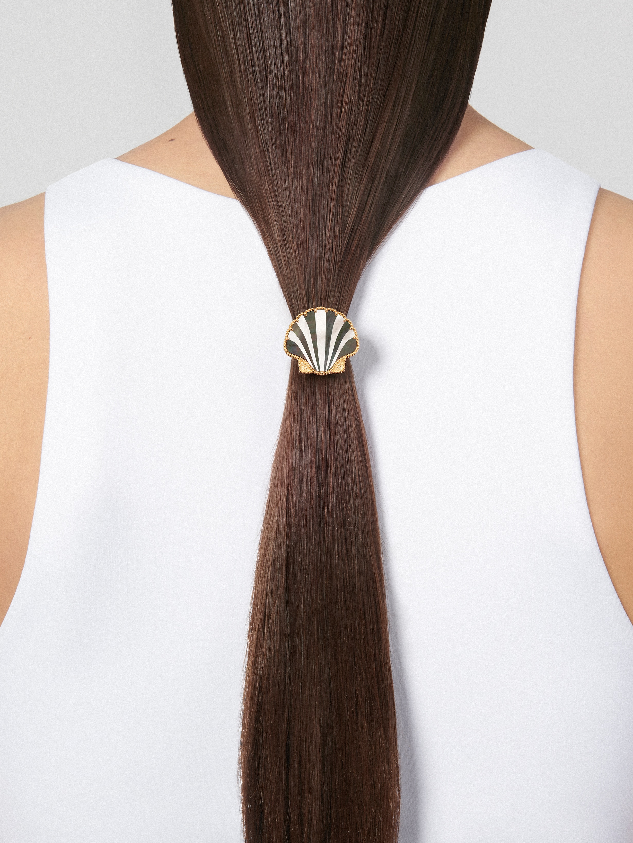Lucky Summer Seashell clip 18K yellow gold, Mother-of-pearl