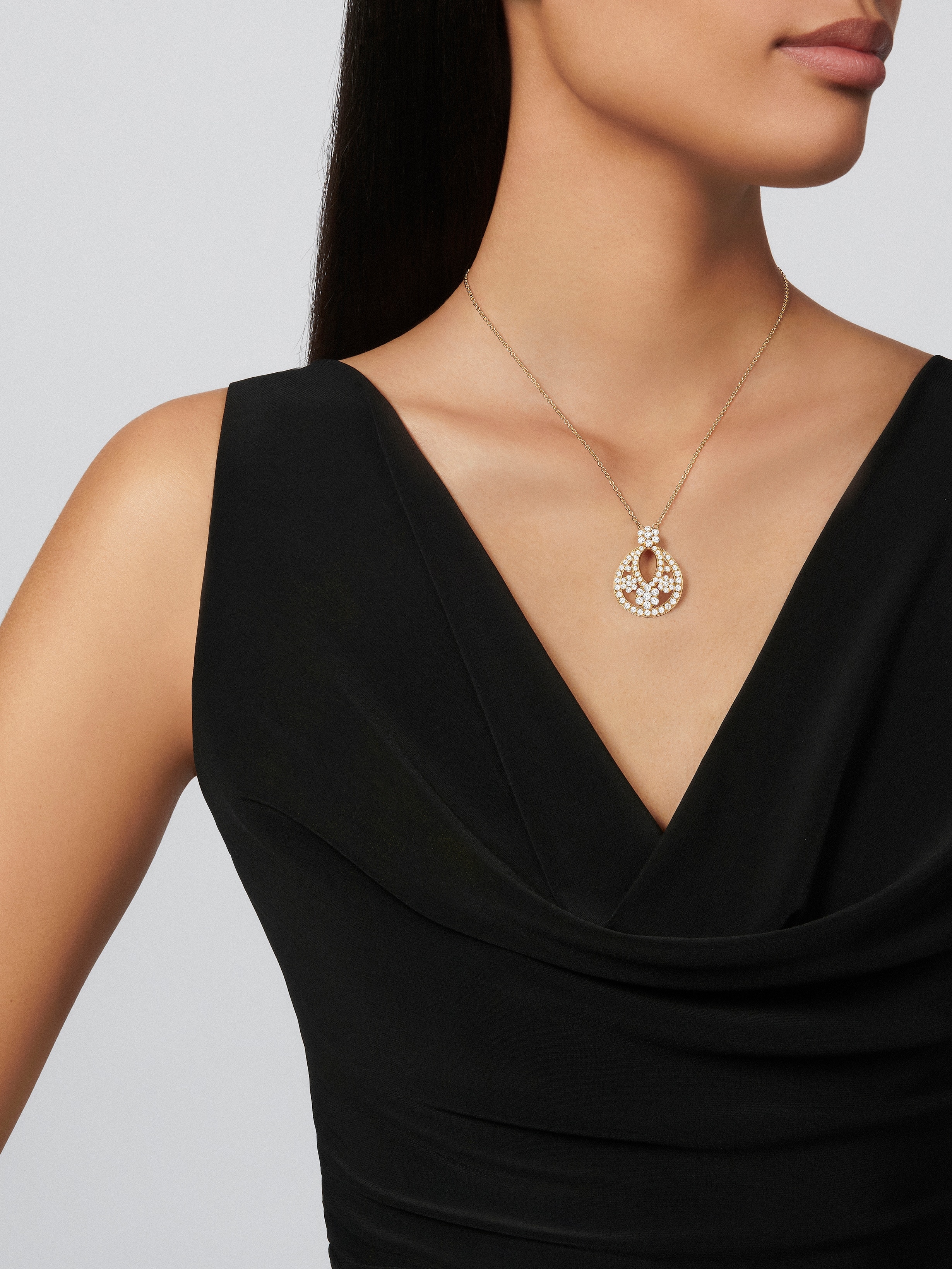 Snowflake吊坠，小号款式, 18K黄金, 钻石:  71颗,  3.04 克拉, Worn Alternative, High Jewelry Pendant_梵克雅宝_Van Cleef & Arpels