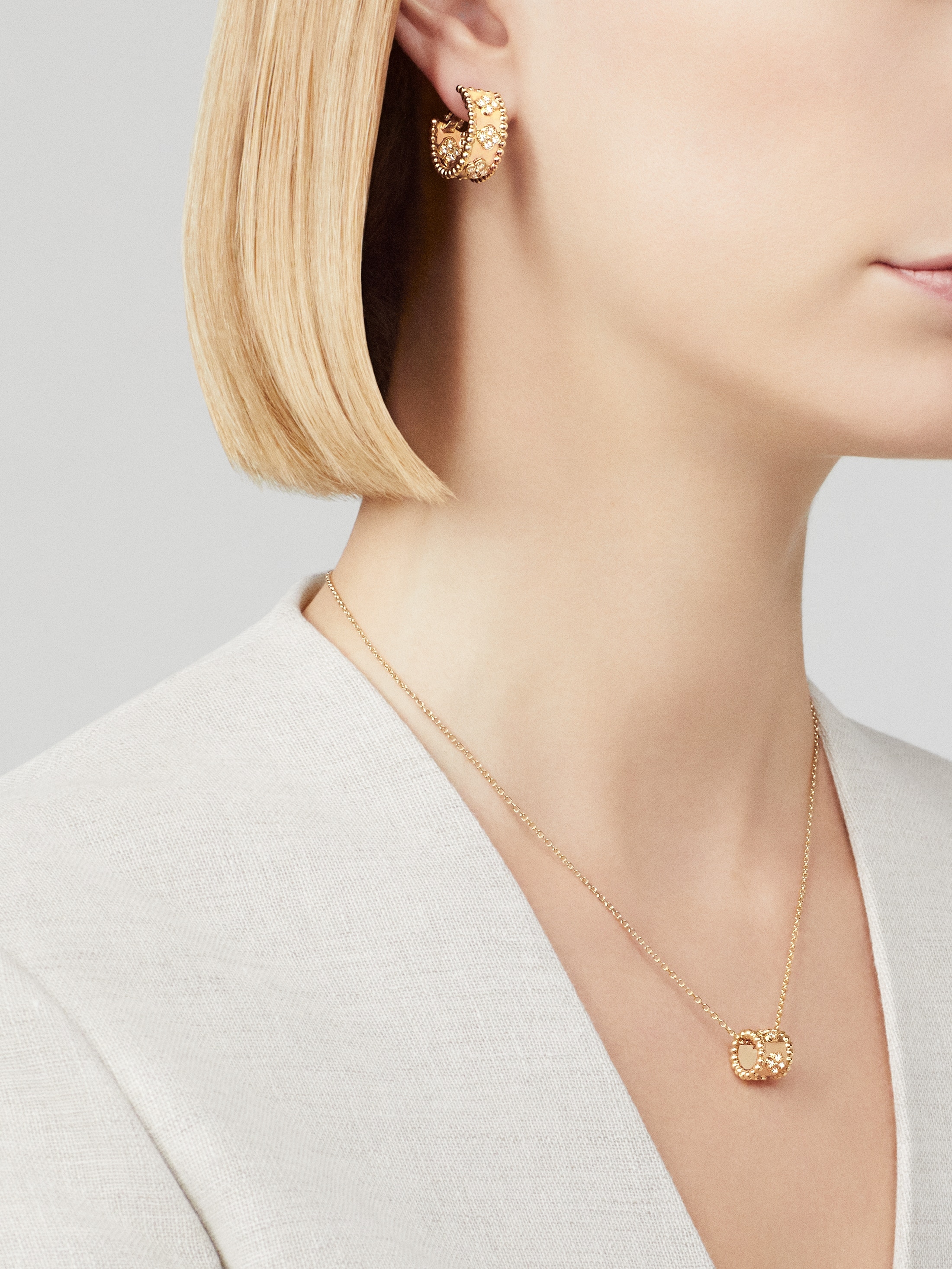 Trace chain, 42 cm, 18K yellow gold, Worn Detail, Jewelry Chain - Van Cleef & Arpels