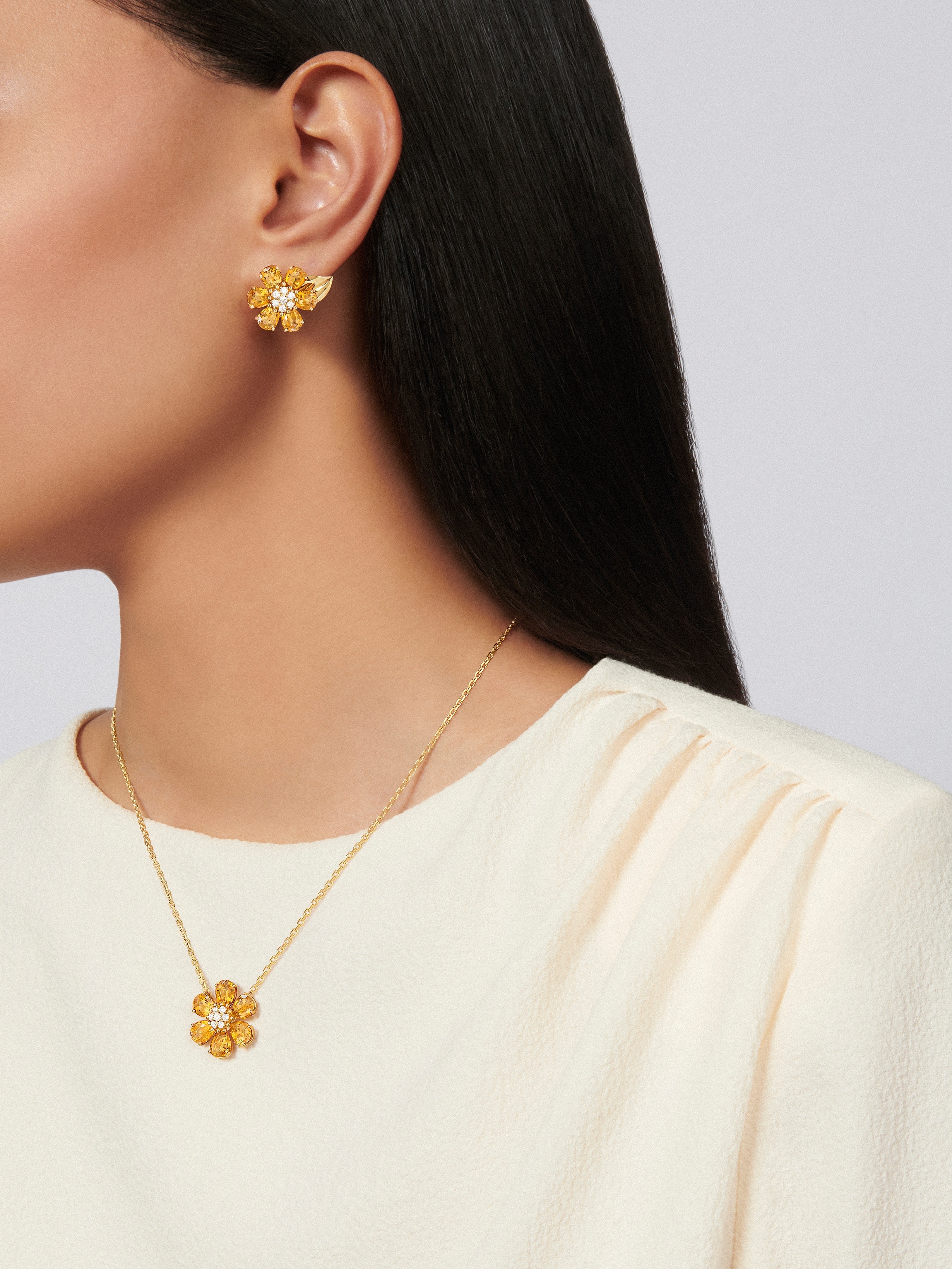 Boucles d'oreilles Fleurs d'Hawaï, Or jaune 750/1000, Citrine:  12 pierres,  7.68 carats, Diamant:  14 pierres,  0.39 carat, Worn Detail, Jewelry Earrings - Van Cleef & Arpels