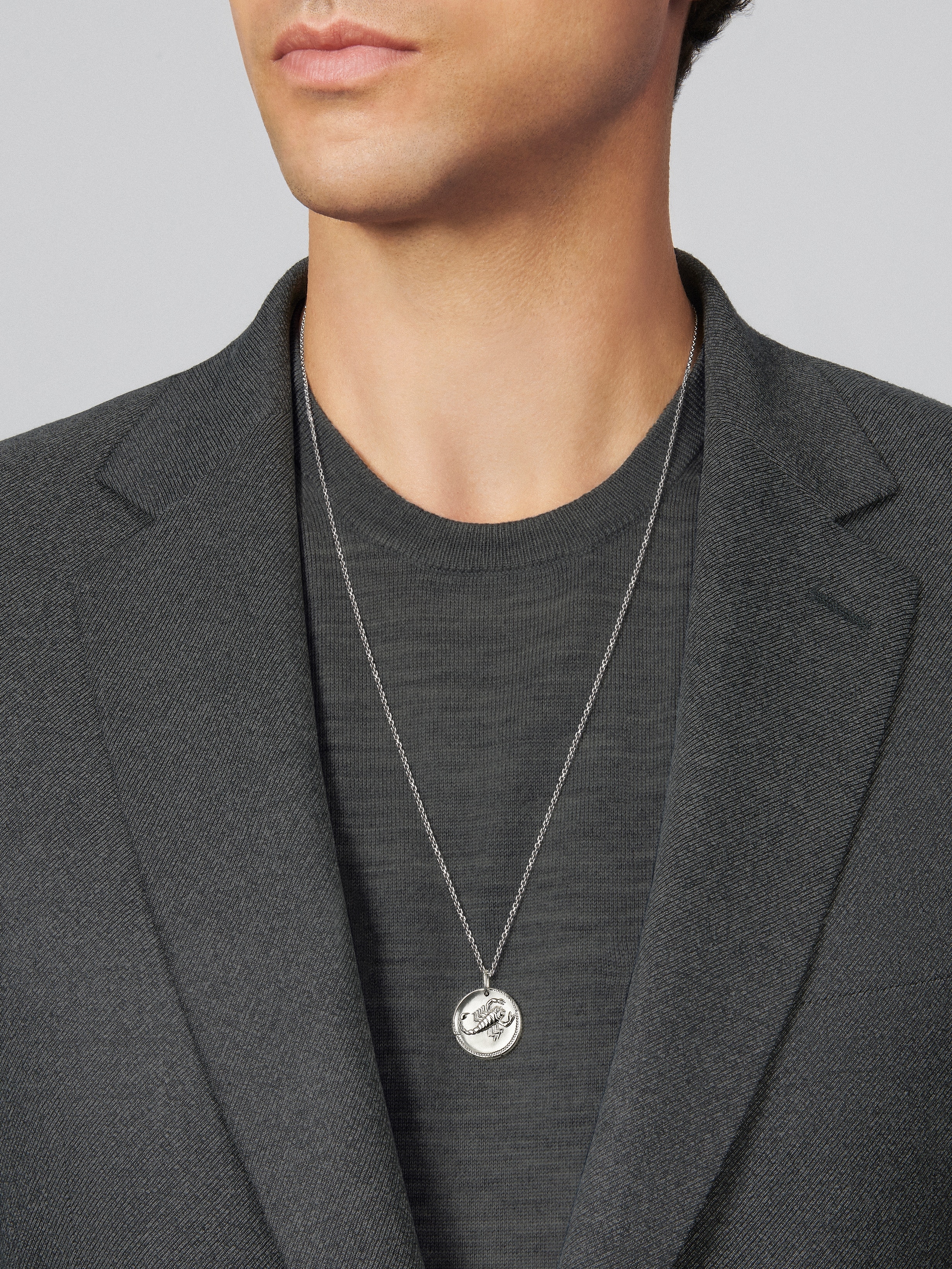 ميدالية زودياك سكوربي (العقرب), ذهب أبيض 18 قيراط, Worn Detail, Jewelry Pendent - Van Cleef & Arpels