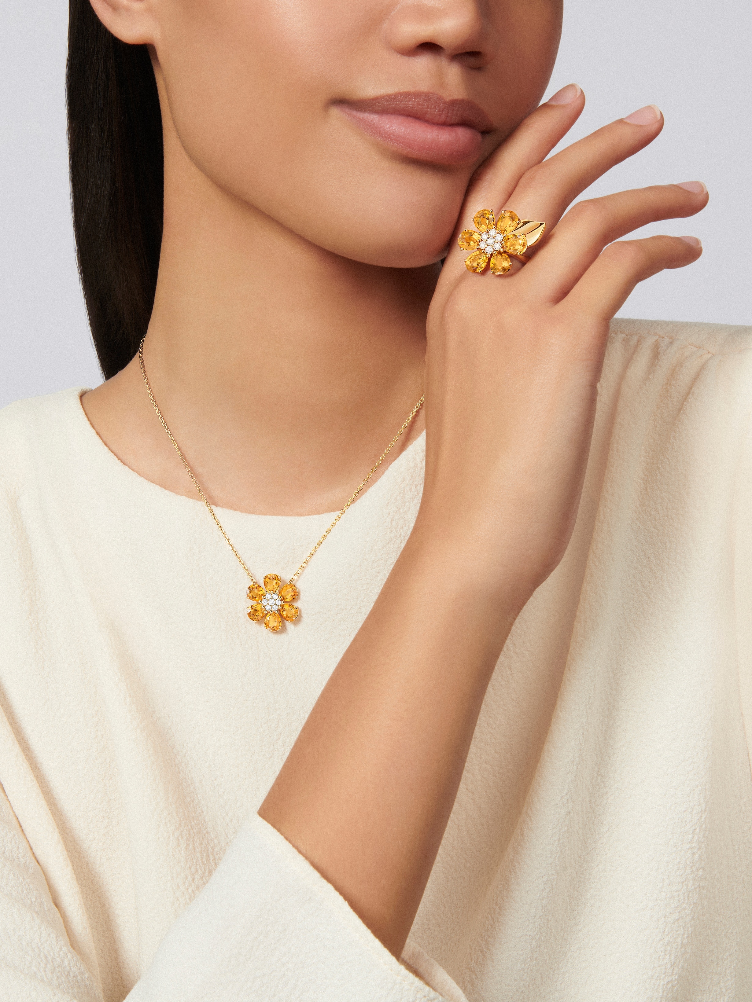 ラッキー スプリング イヤリング、プラムブロッサム 18K ローズ