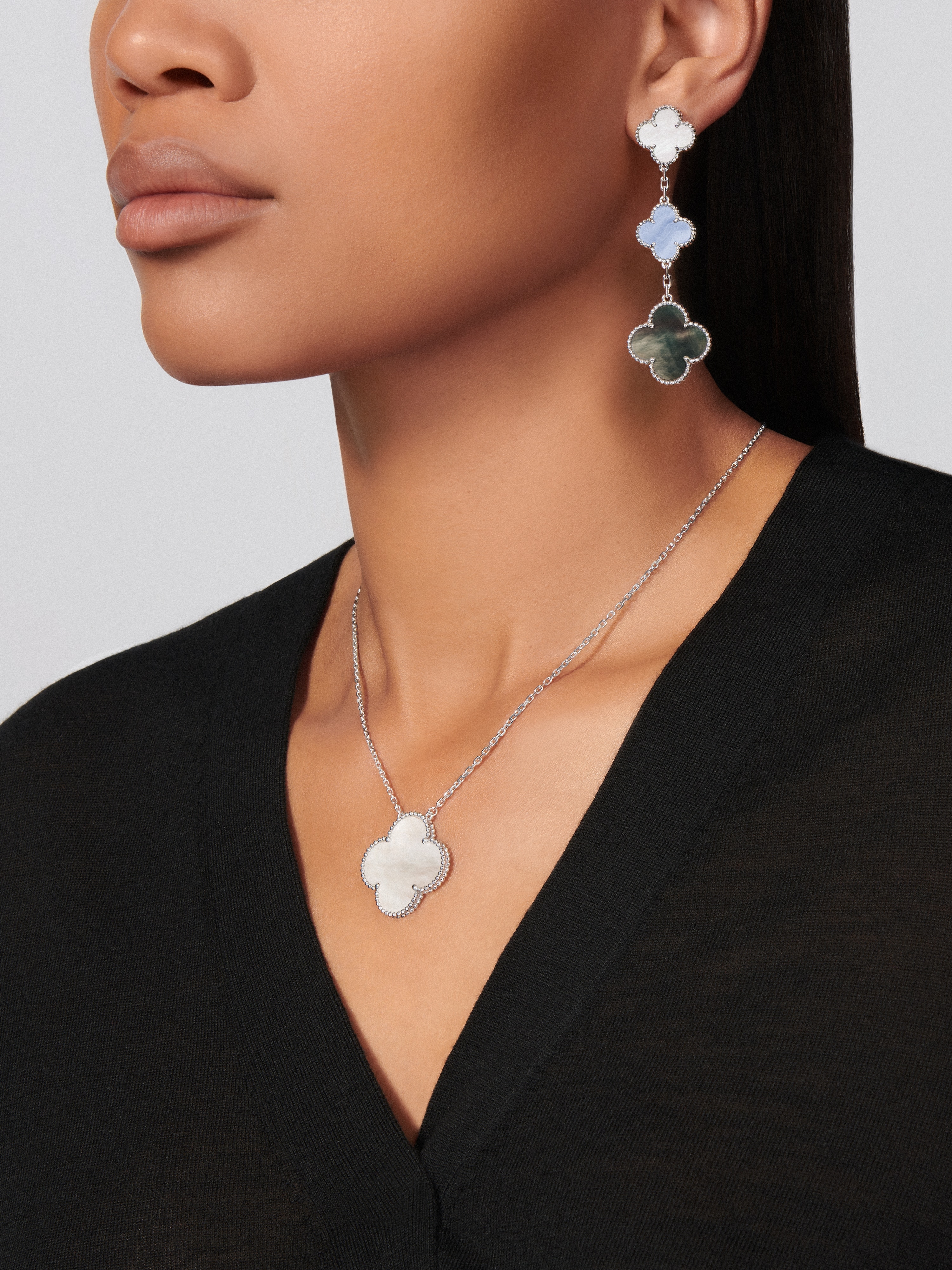 Boucles d oreilles Magic Alhambra 3 motifs Or blanc 750 1000 Calcedoine Nacre Van Cleef Arpels