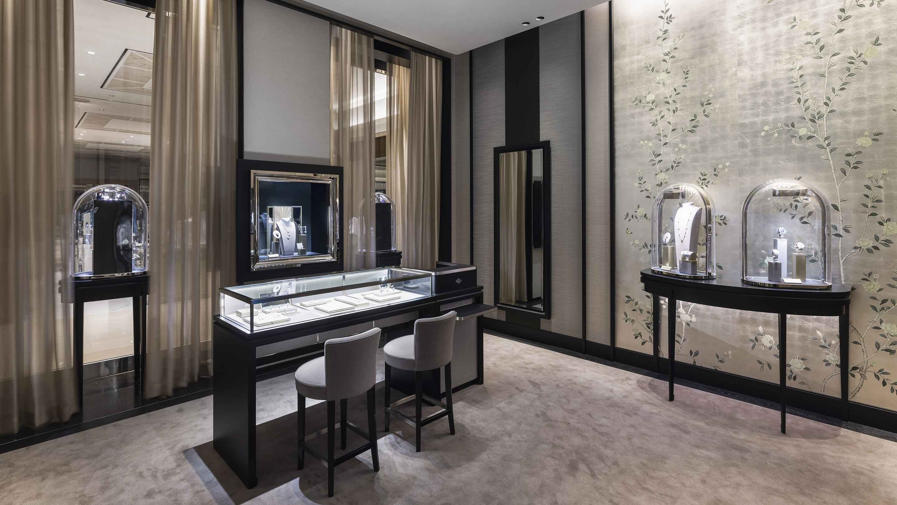 Busan, Shinsegae Centum City boutique present the interior view. Van Cleef & Arpels.