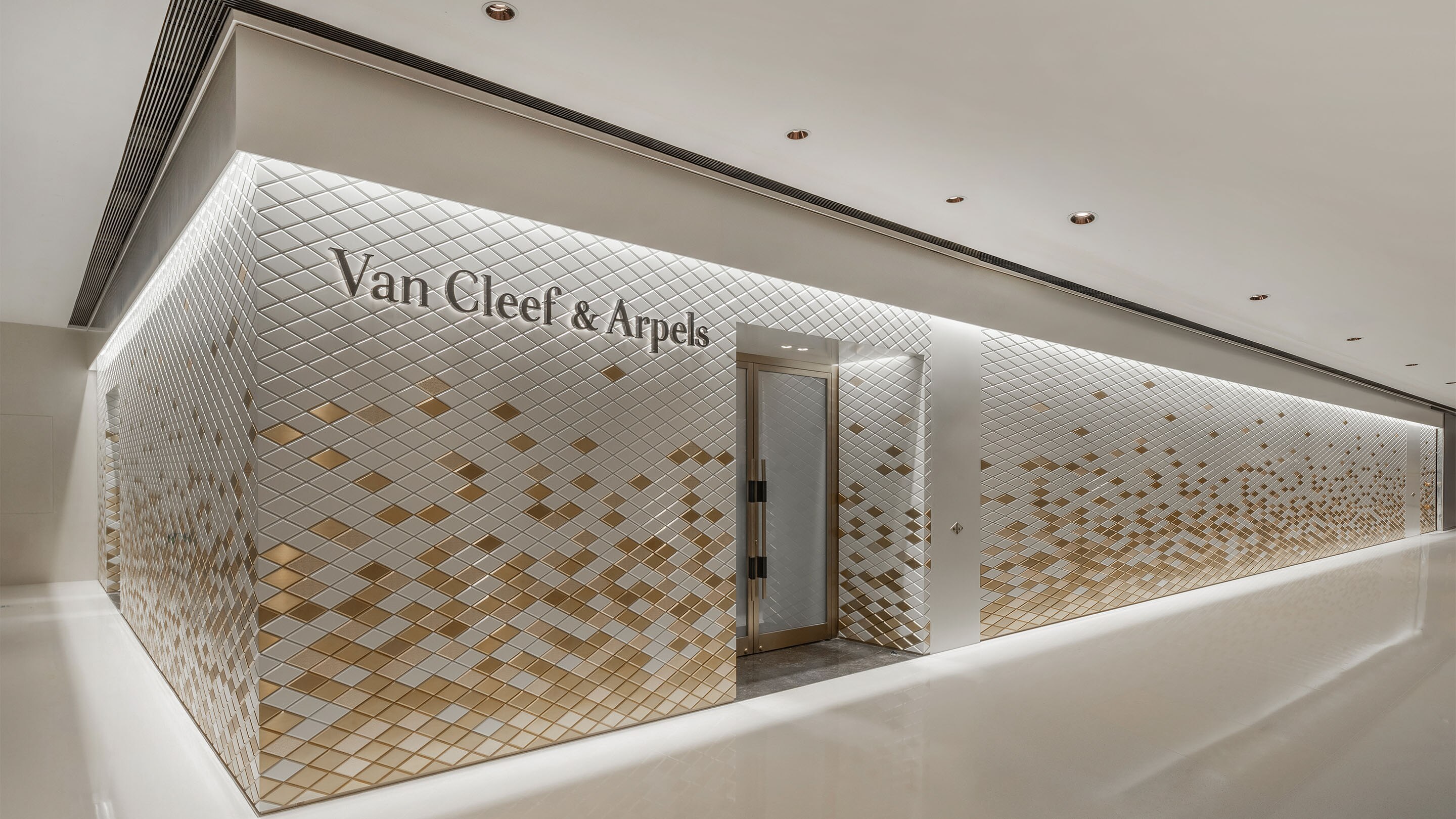 Hangzhou Tower, picture of the boutique's façade, Van Cleef & Arpels.
