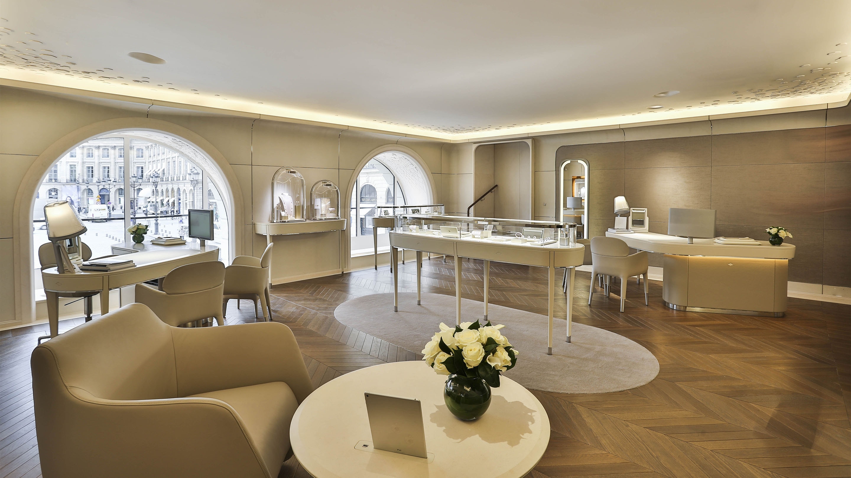 Paris 20 Vendôme, picture of the boutique's main area, Van Cleef & Arpels.