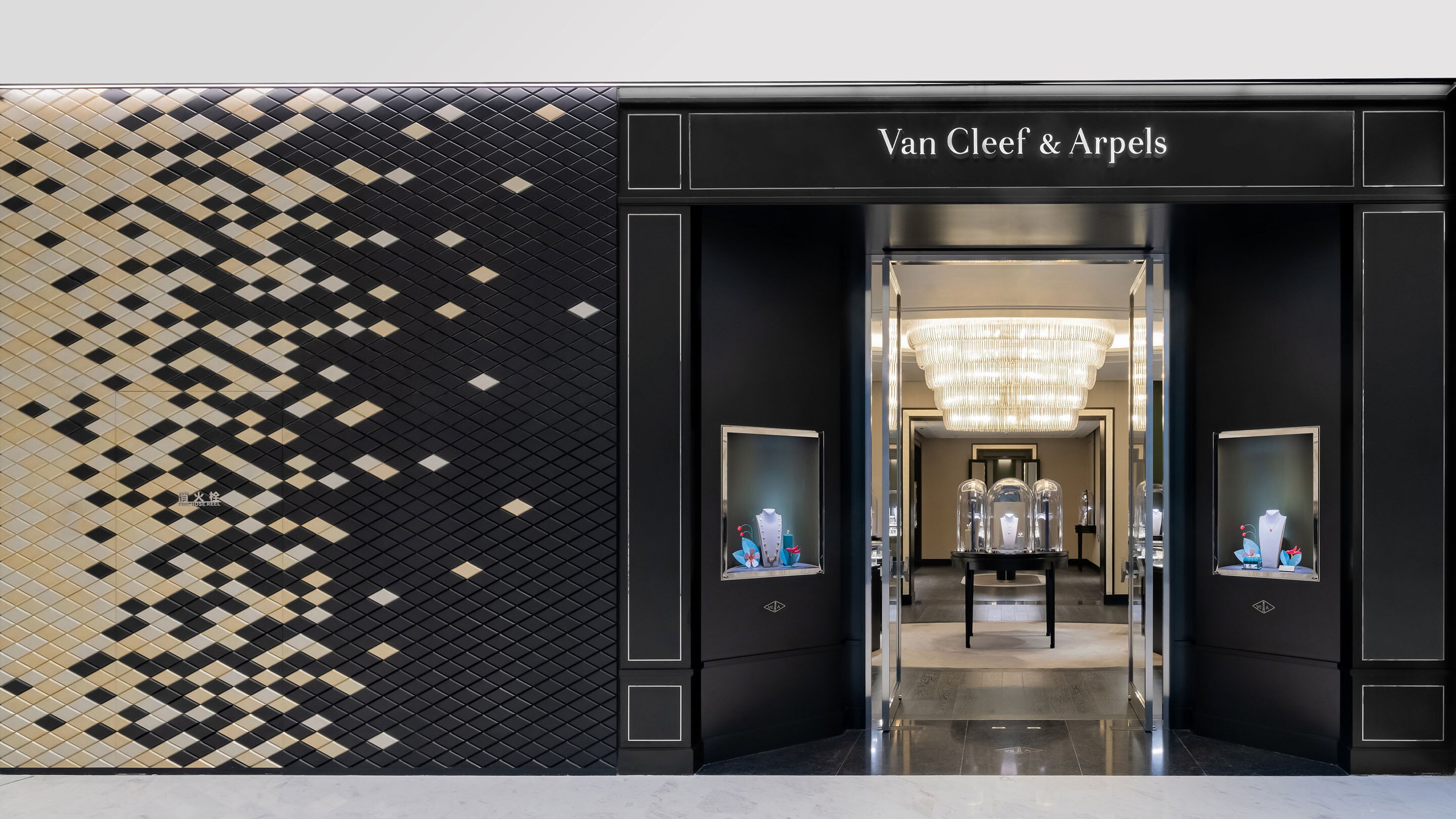 Hefei intime, picture of the boutique's façade, Van Cleef & Arpels.